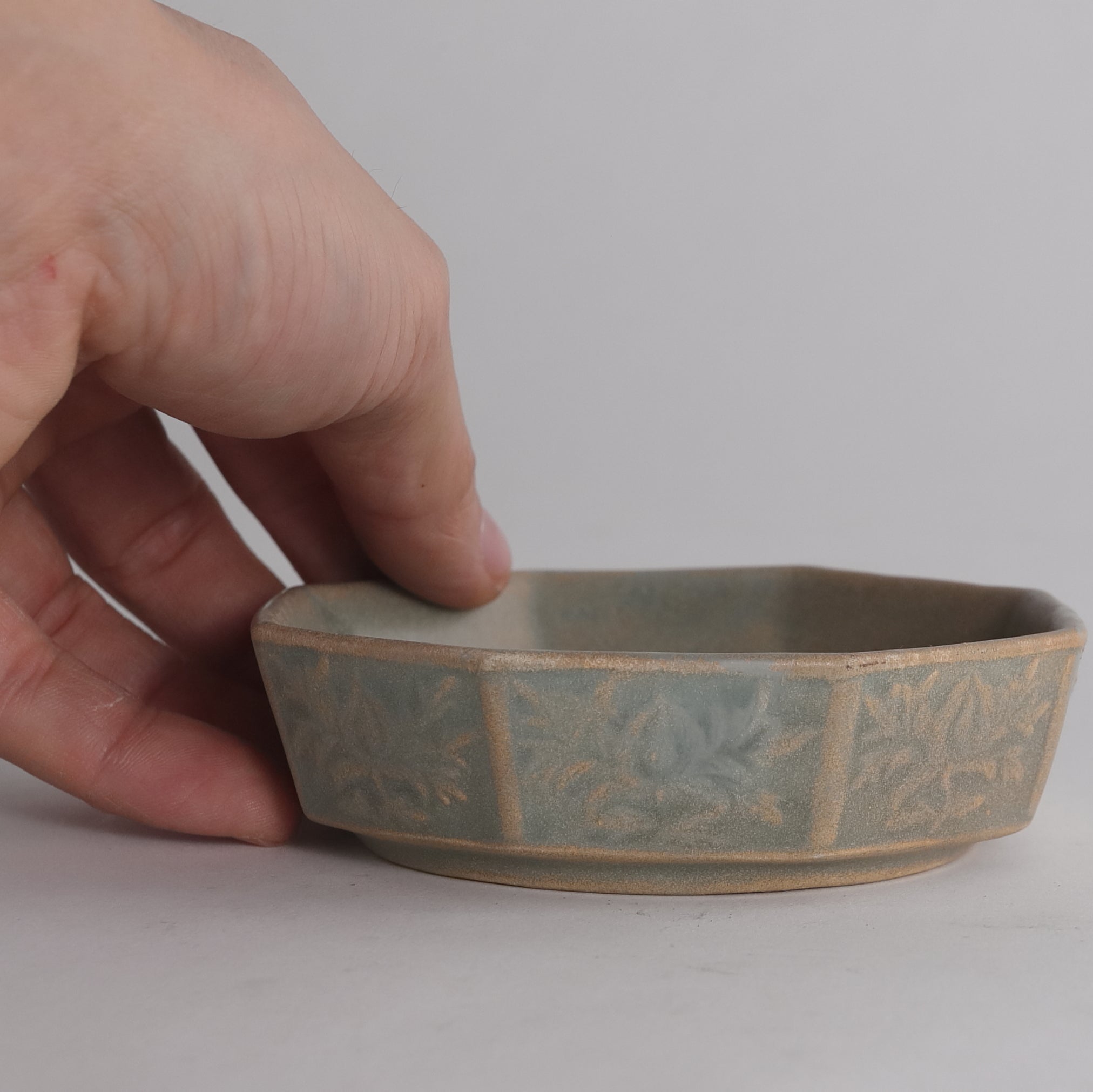 KLEINE ACHTECKIGE SCHALE, Goryeo-Celadon mit blumen-design, Goryeo-Dynastie(918–1392 n. Chr.)