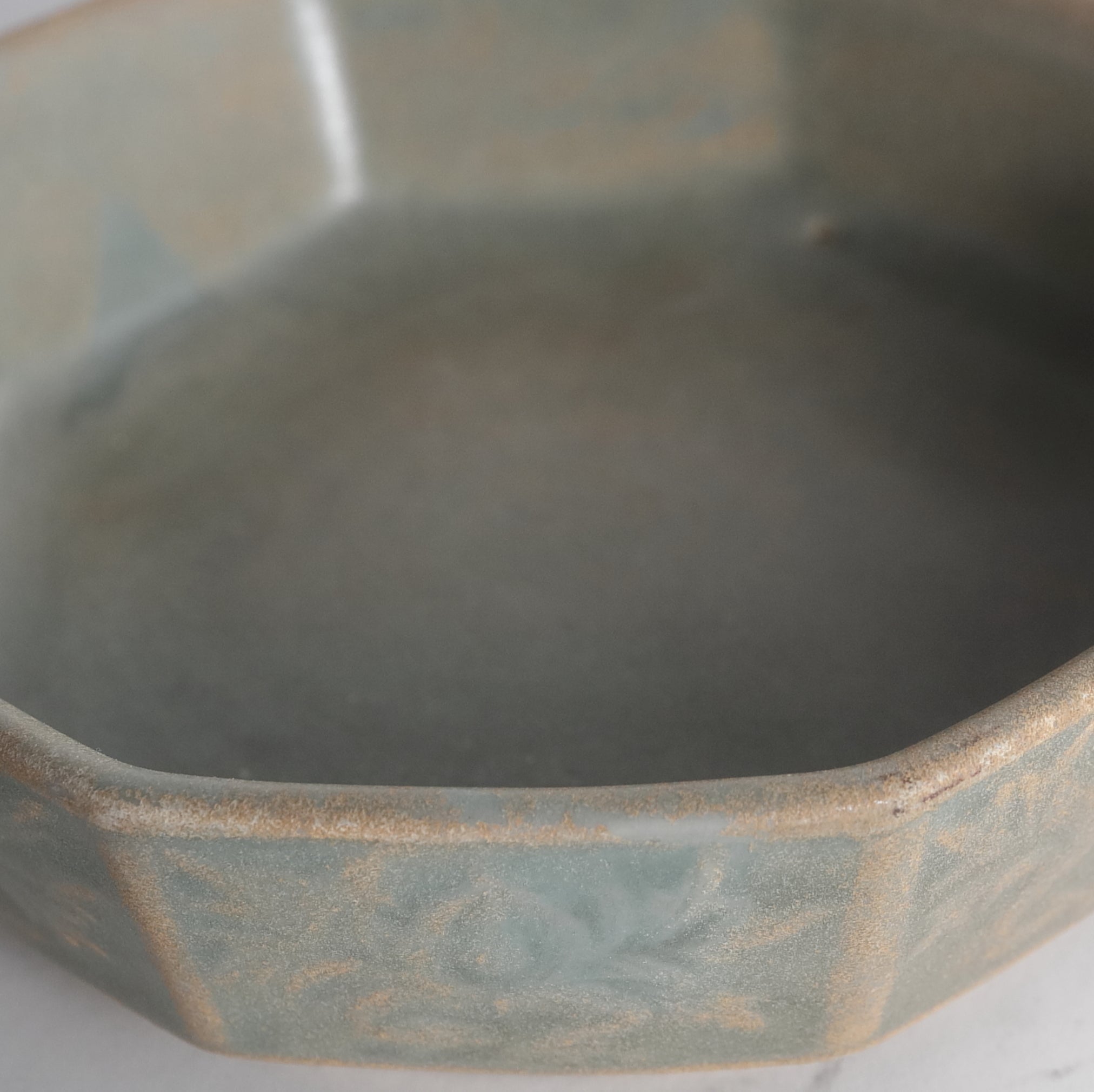 KLEINE ACHTECKIGE SCHALE, Goryeo-Celadon mit blumen-design, Goryeo-Dynastie(918–1392 n. Chr.)