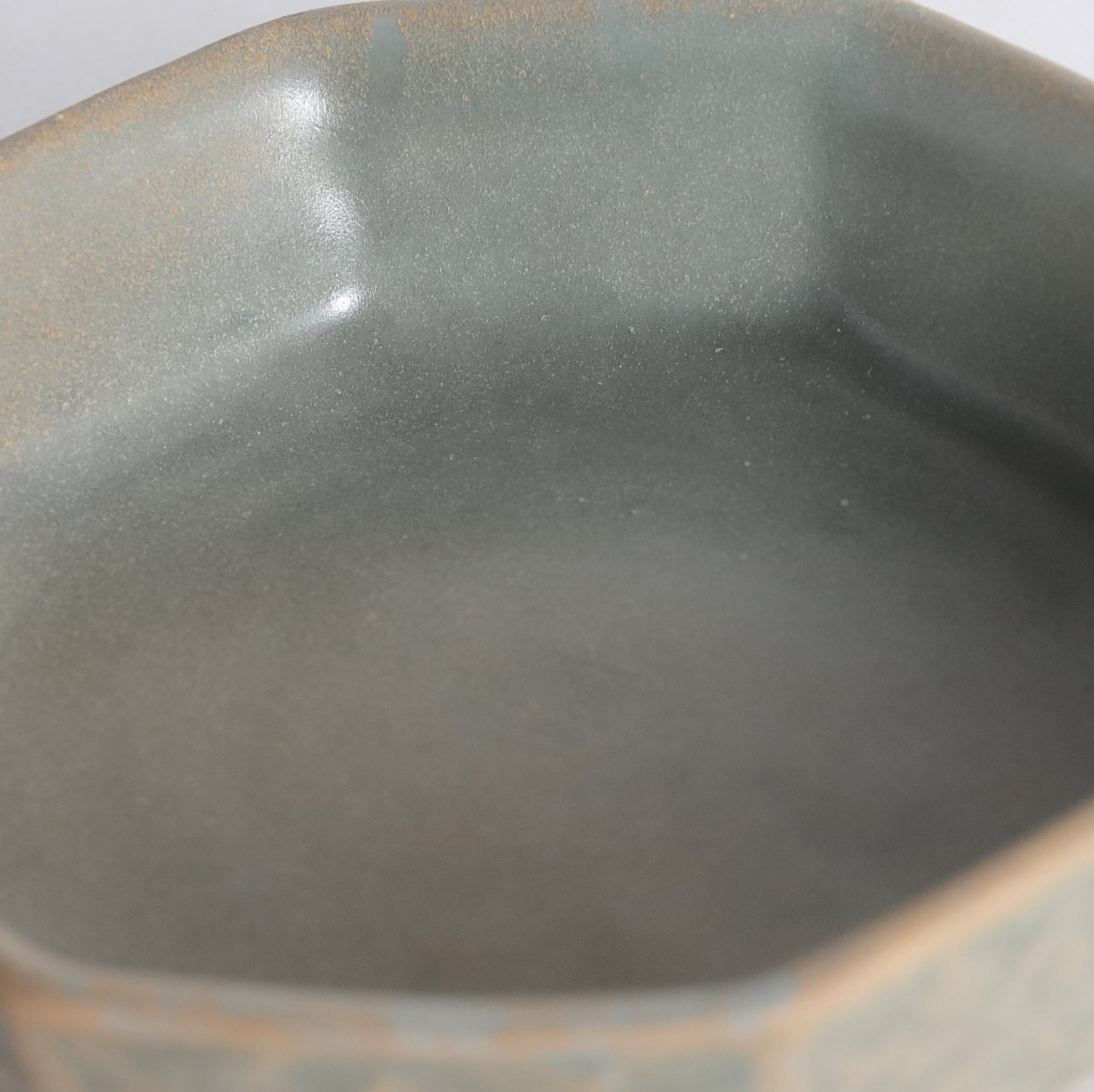 KLEINE ACHTECKIGE SCHALE, Goryeo-Celadon mit blumen-design, Goryeo-Dynastie(918–1392 n. Chr.)