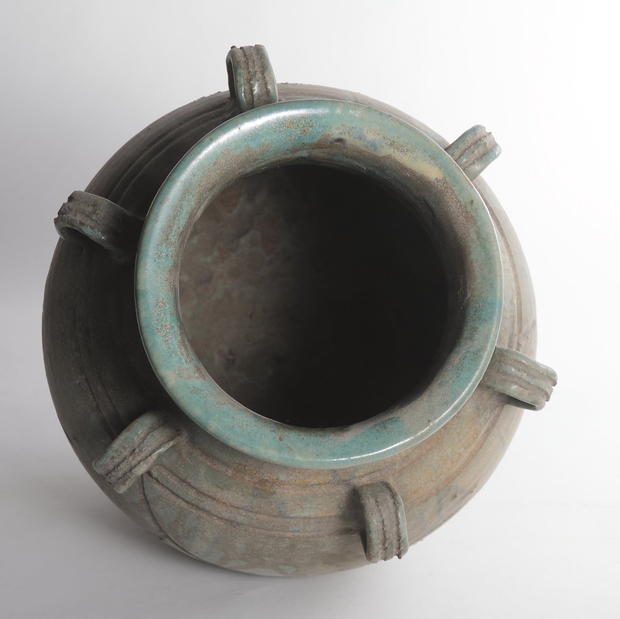 JARRA CON SEIS ASAS, Ko-Karatsu, vidriado verde, con patrón de volutas, Período Edo(1603–1867 d. C.)