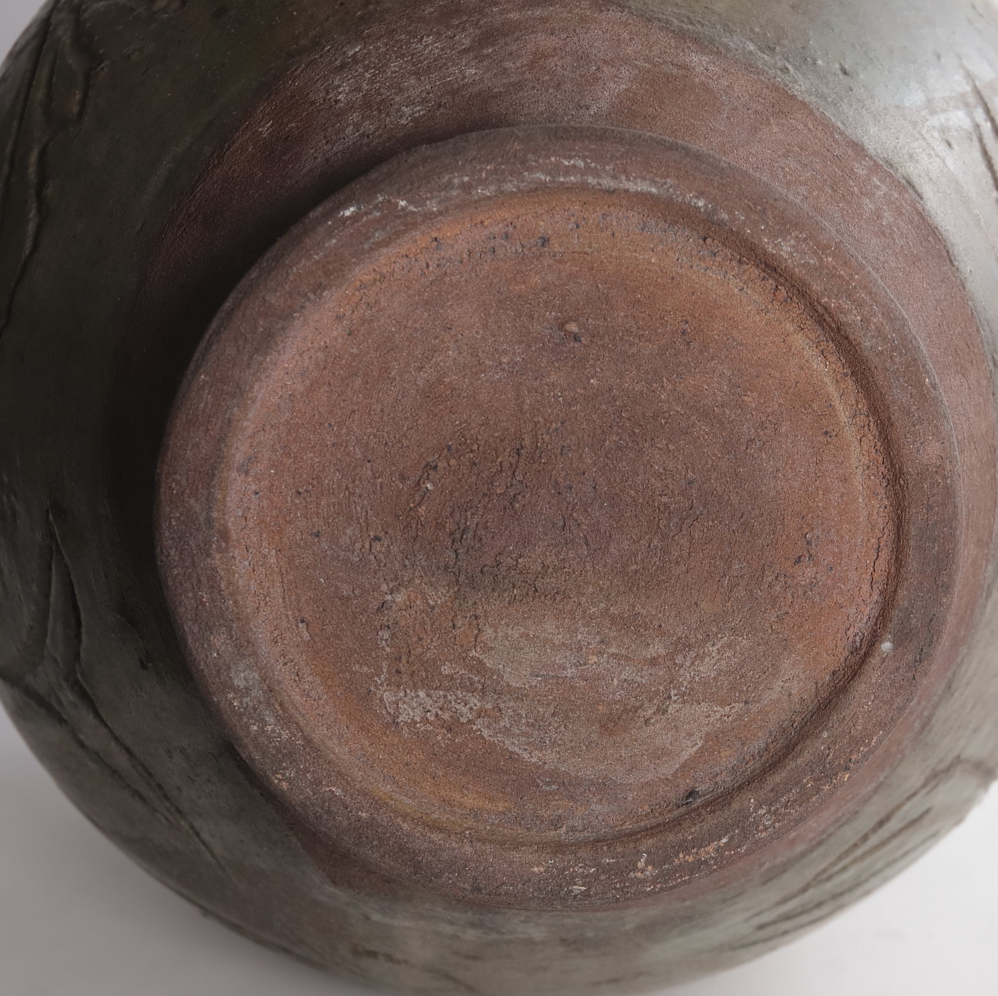 JARRA CON SEIS ASAS, Ko-Karatsu, vidriado verde, con patrón de volutas, Período Edo(1603–1867 d. C.)