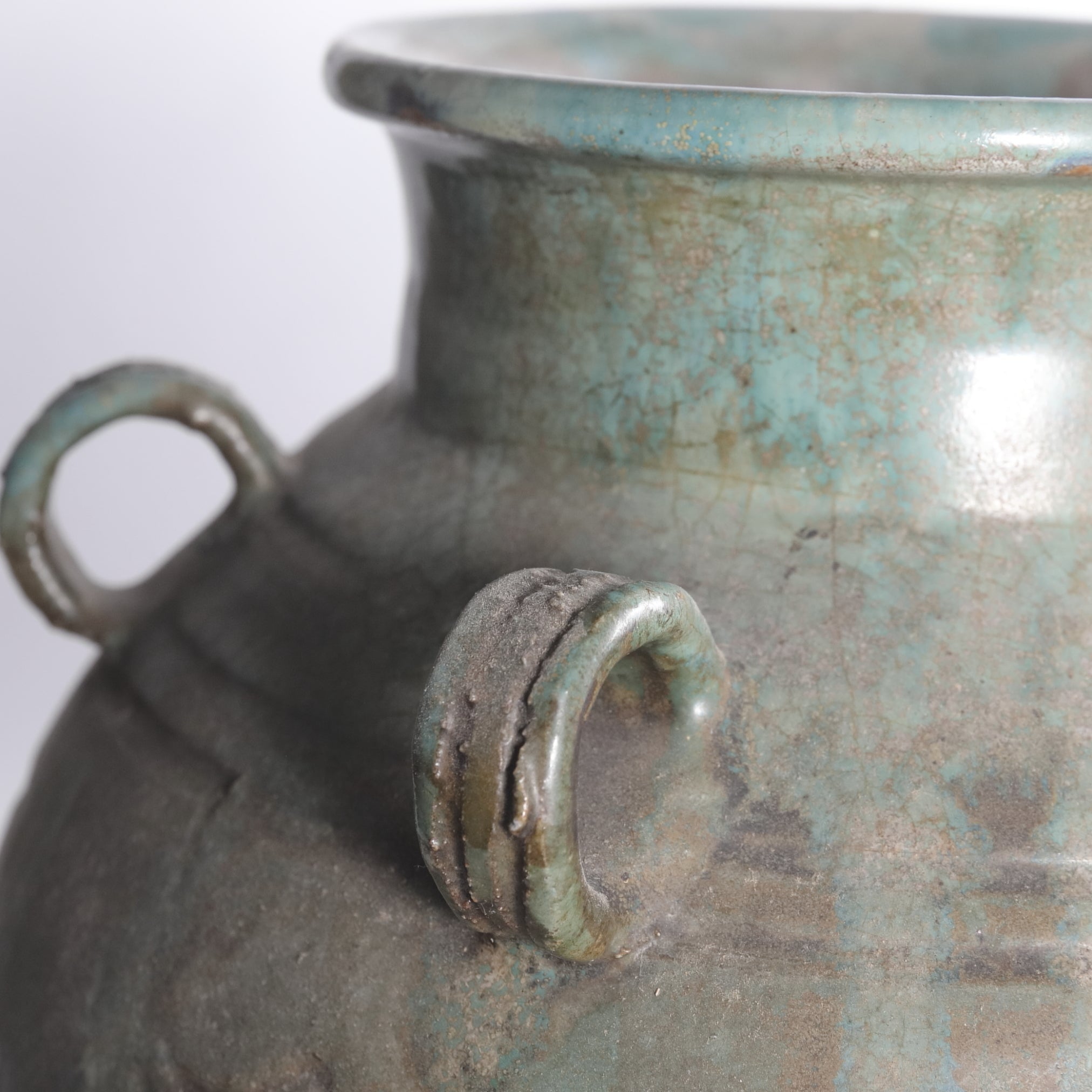 JARRA CON SEIS ASAS, Ko-Karatsu, vidriado verde, con patrón de volutas, Período Edo(1603–1867 d. C.)