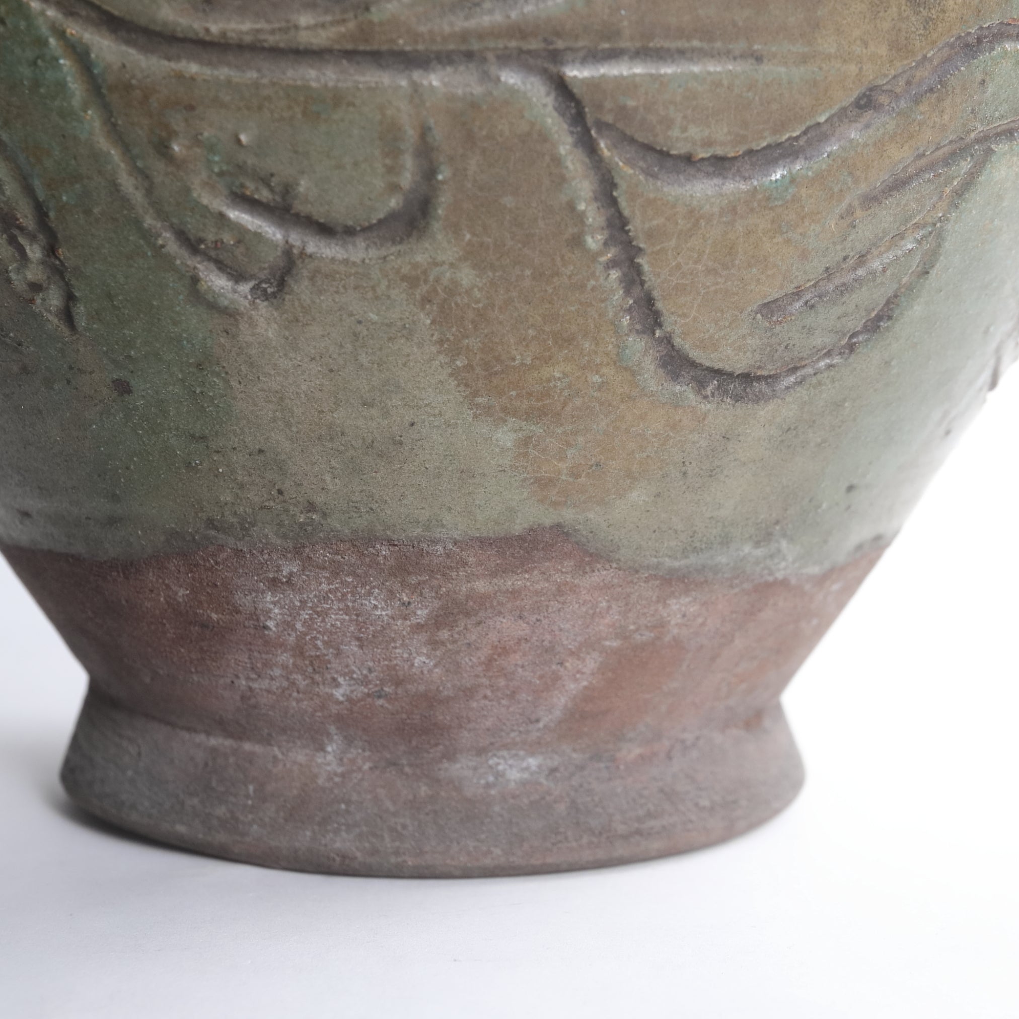 JARRA CON SEIS ASAS, Ko-Karatsu, vidriado verde, con patrón de volutas, Período Edo(1603–1867 d. C.)