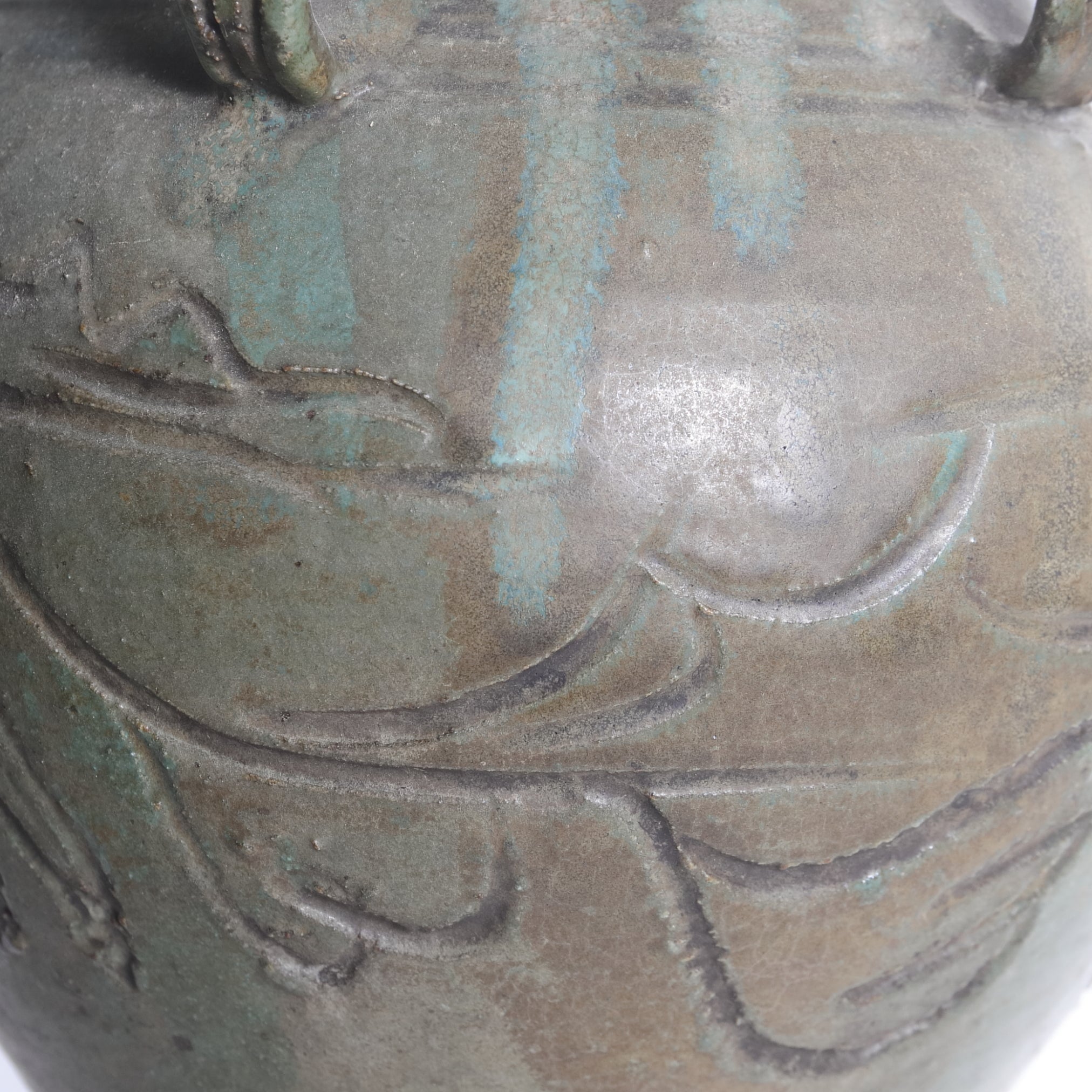 JARRA CON SEIS ASAS, Ko-Karatsu, vidriado verde, con patrón de volutas, Período Edo(1603–1867 d. C.)