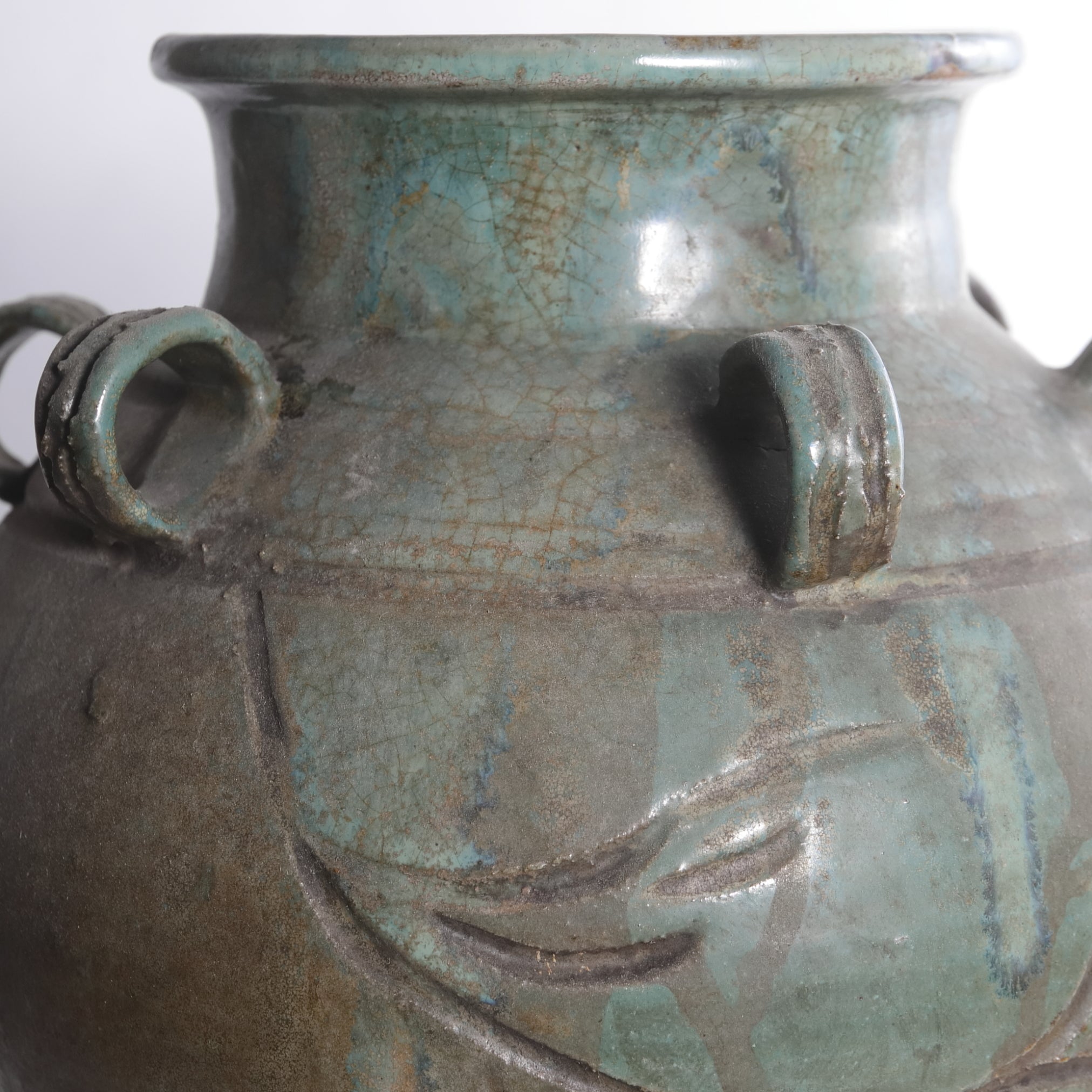 JARRA CON SEIS ASAS, Ko-Karatsu, vidriado verde, con patrón de volutas, Período Edo(1603–1867 d. C.)