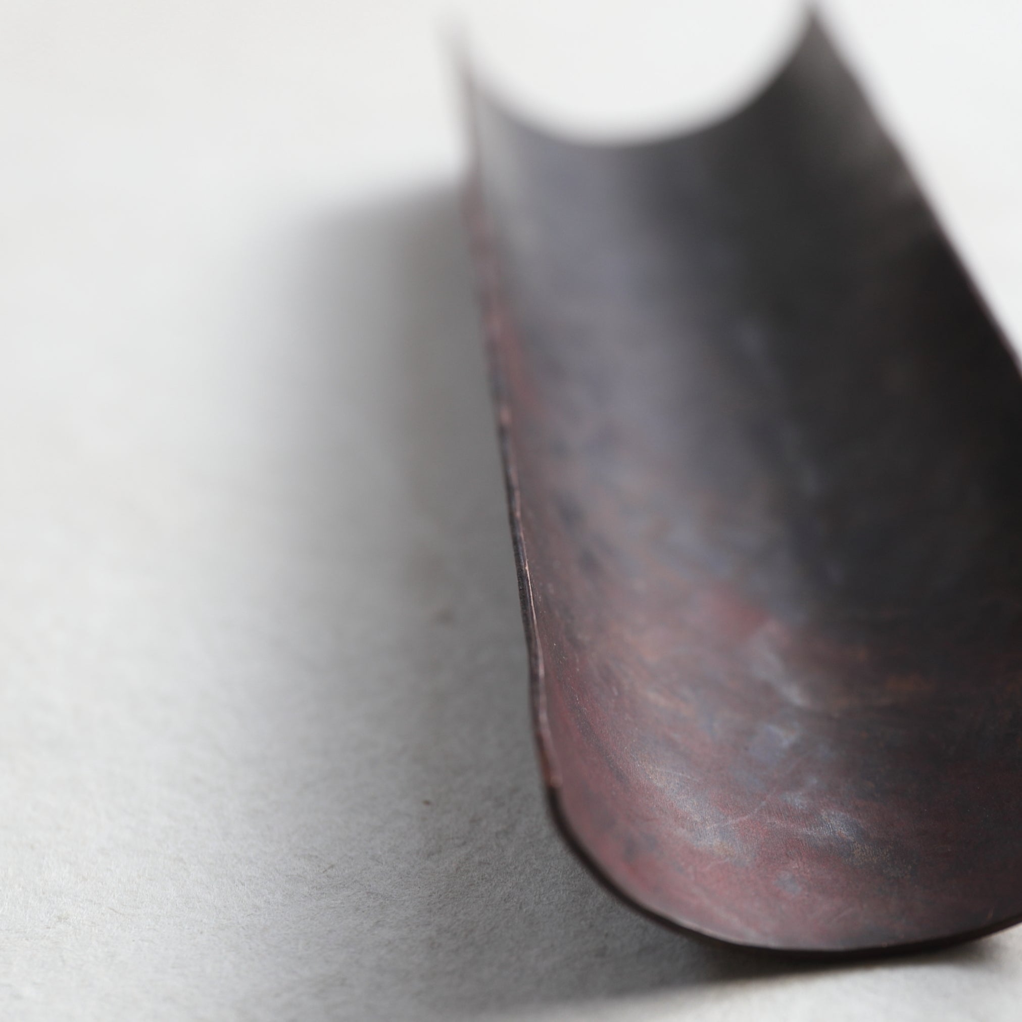 CUCHARA PARA TÉ DE COBRE, Con patrón lineal, Moderno(Siglos XIX–XX)