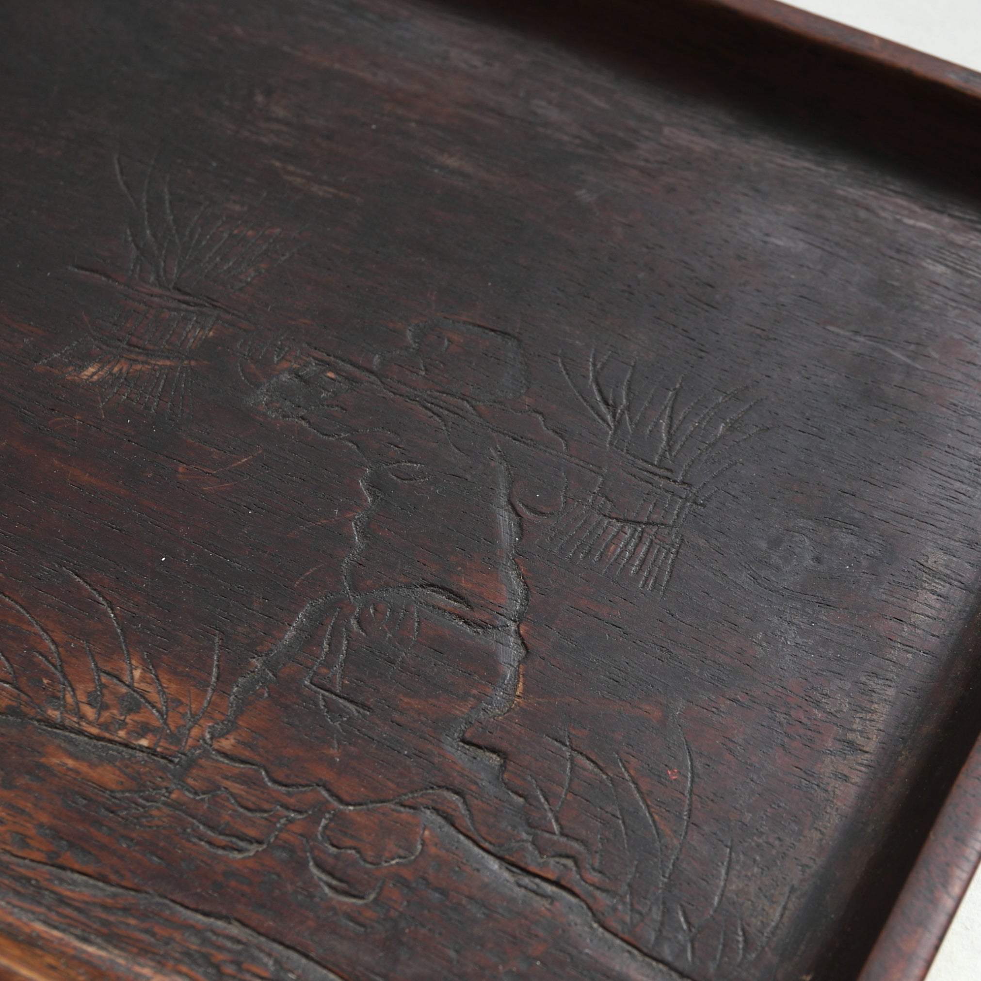 BANDEJA DE TÉ DE MADERA, Tallada con diseño de figura, marcado, Período Edo(1603–1867 d. C.)