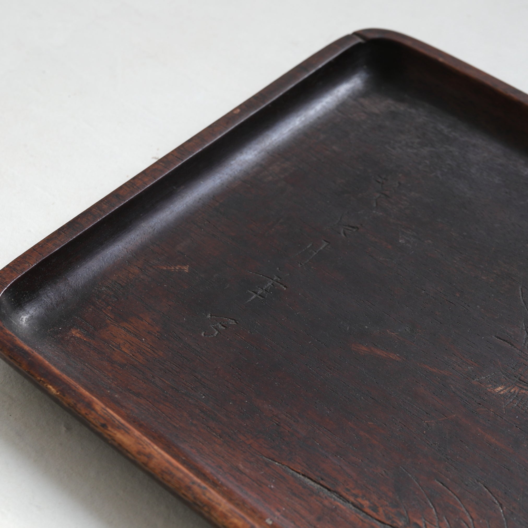 BANDEJA DE TÉ DE MADERA, Tallada con diseño de figura, marcado, Período Edo(1603–1867 d. C.)
