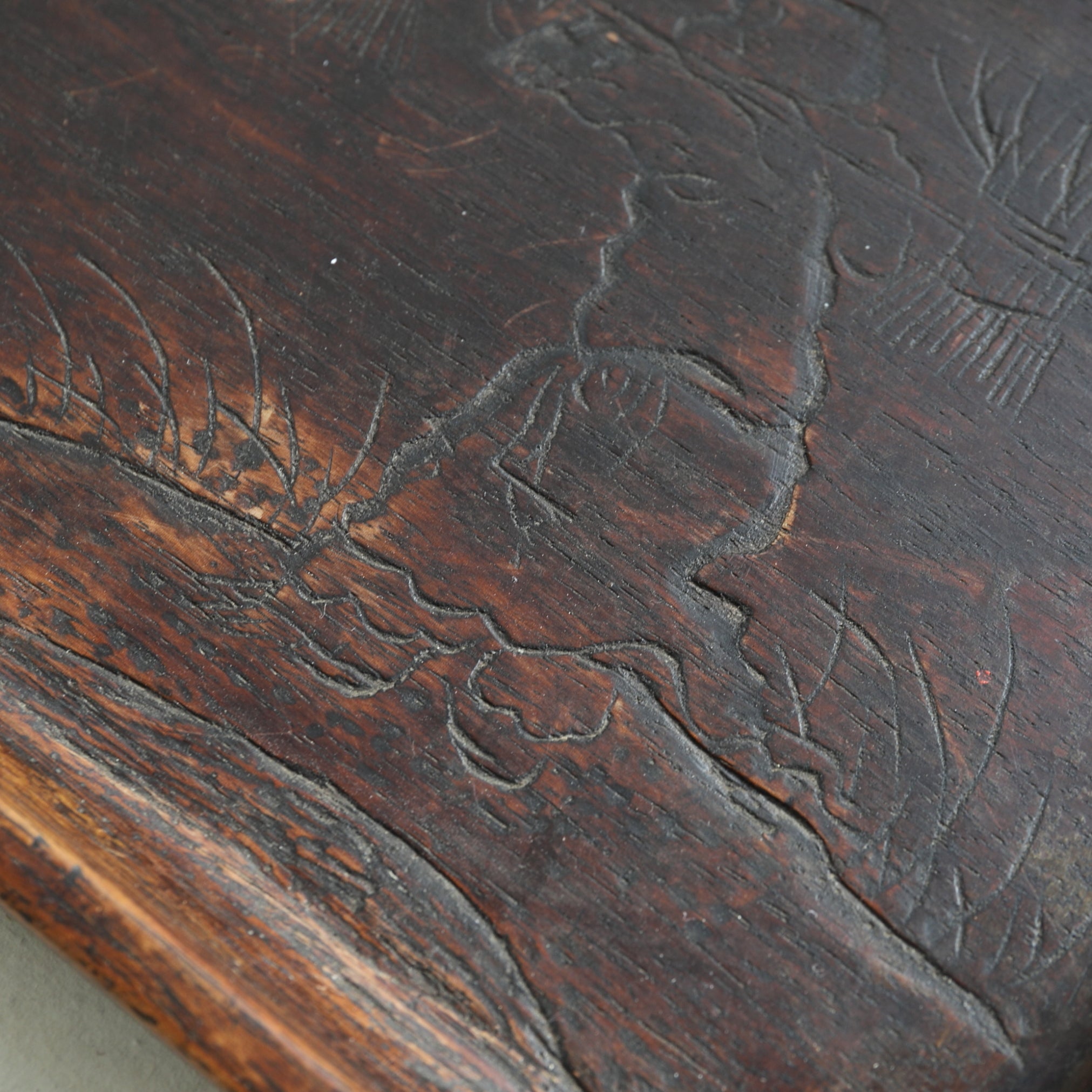 BANDEJA DE TÉ DE MADERA, Tallada con diseño de figura, marcado, Período Edo(1603–1867 d. C.)