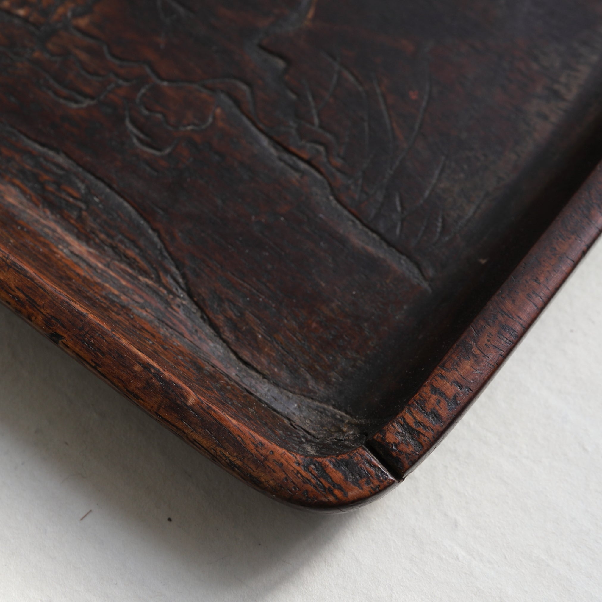 BANDEJA DE TÉ DE MADERA, Tallada con diseño de figura, marcado, Período Edo(1603–1867 d. C.)