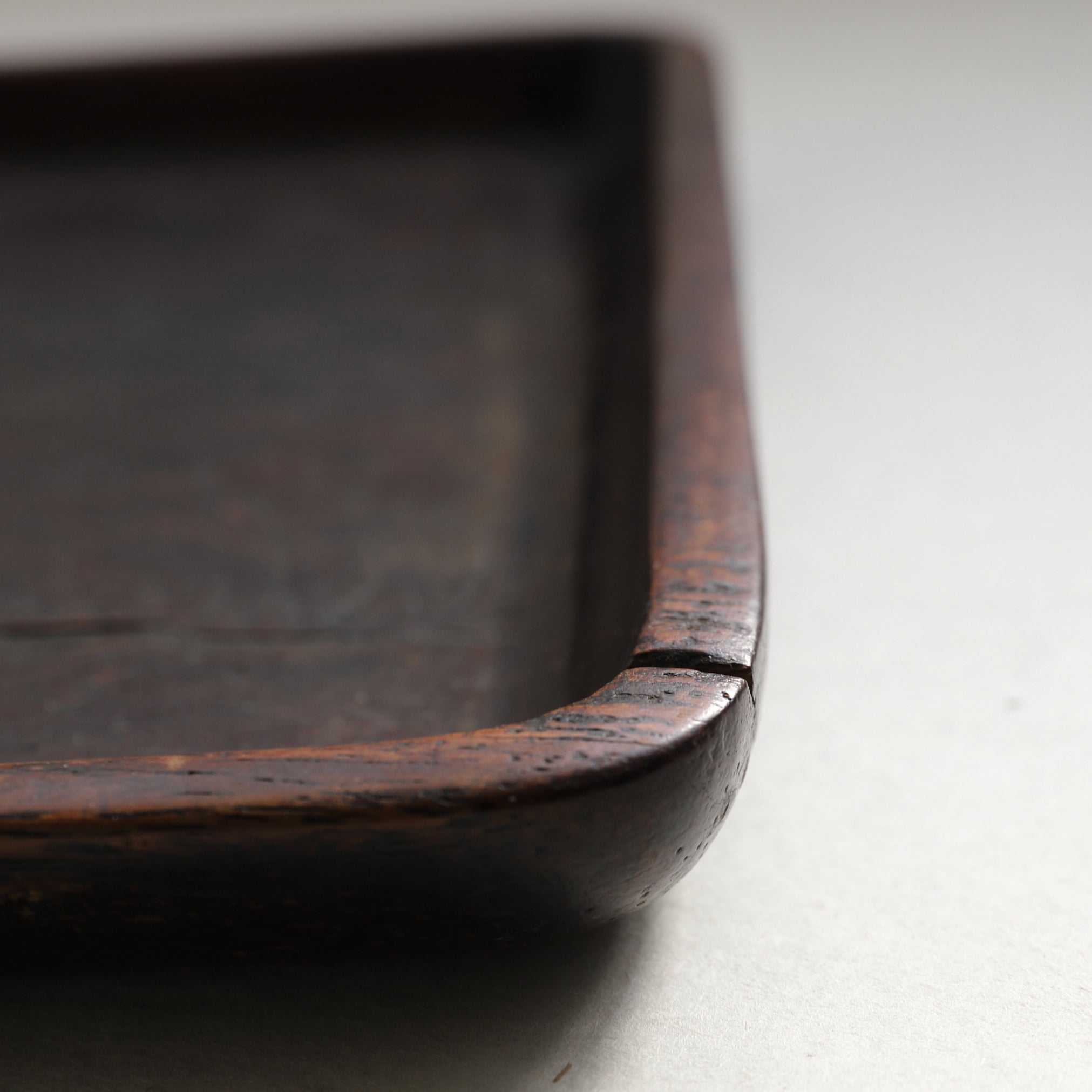 BANDEJA DE TÉ DE MADERA, Tallada con diseño de figura, marcado, Período Edo(1603–1867 d. C.)