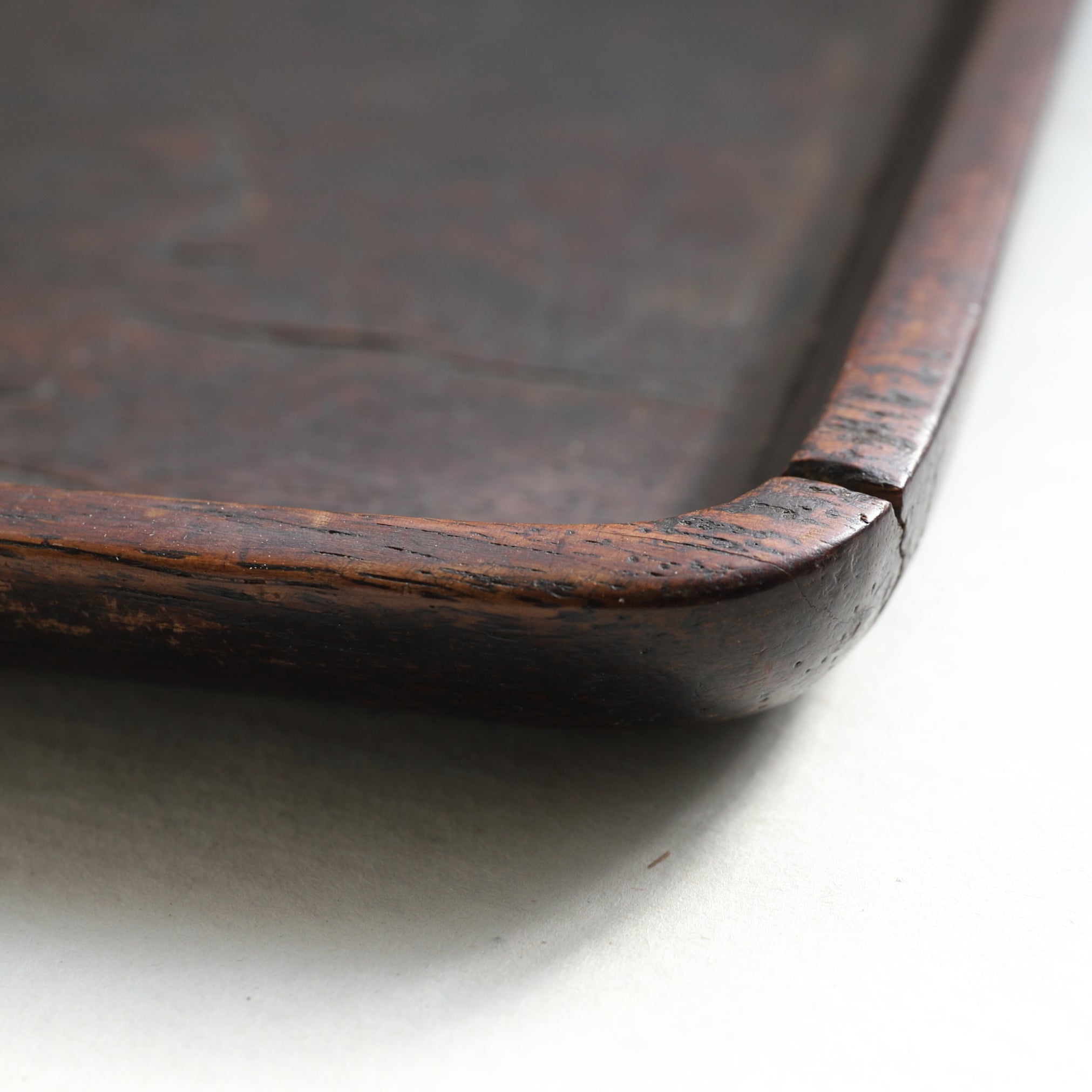 BANDEJA DE TÉ DE MADERA, Tallada con diseño de figura, marcado, Período Edo(1603–1867 d. C.)