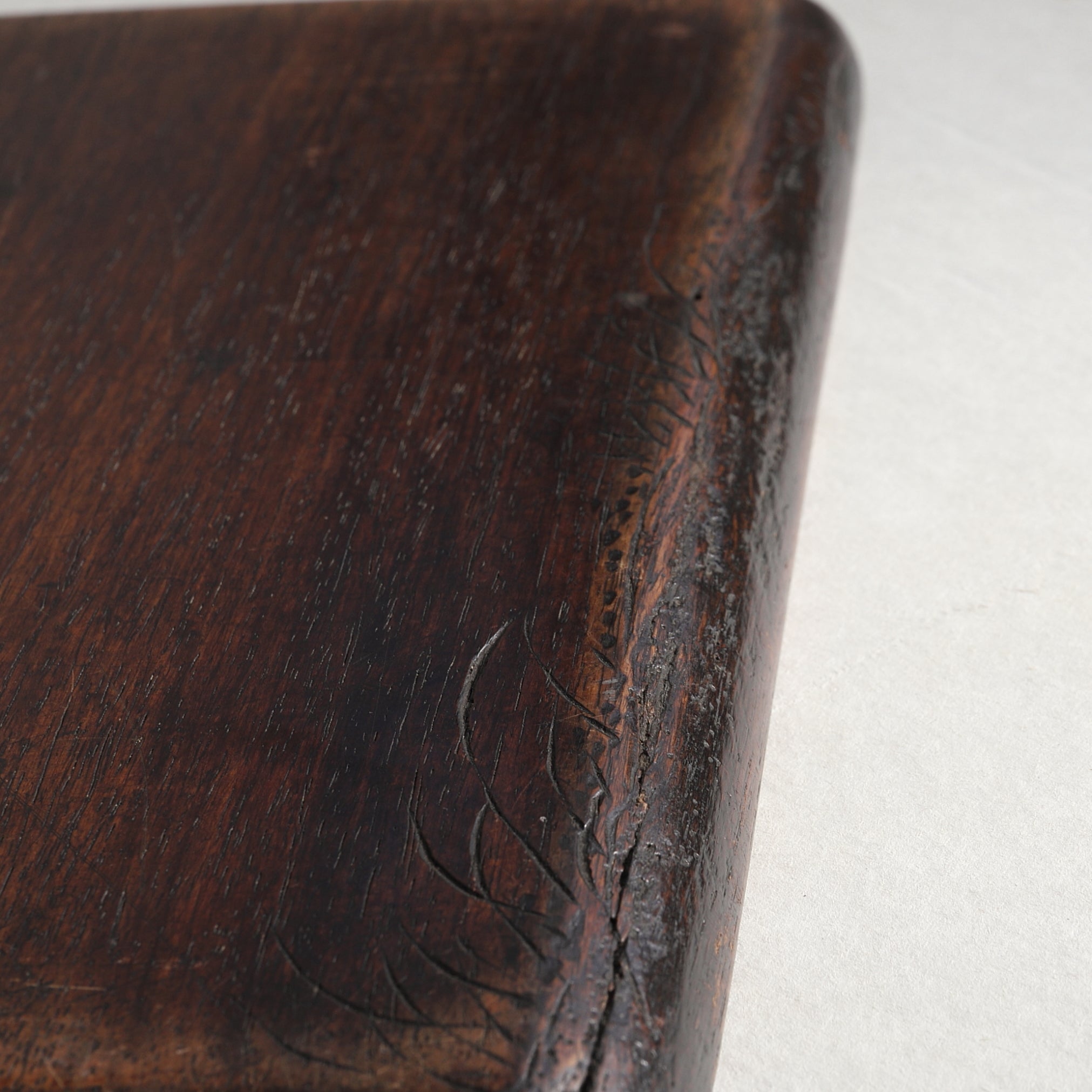 BANDEJA DE TÉ DE MADERA, Tallada con diseño de figura, marcado, Período Edo(1603–1867 d. C.)