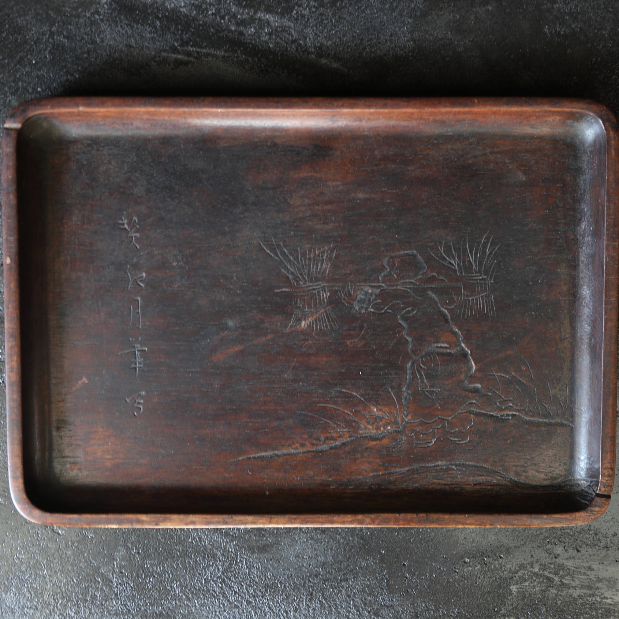 BANDEJA DE TÉ DE MADERA, Tallada con diseño de figura, marcado, Período Edo(1603–1867 d. C.)