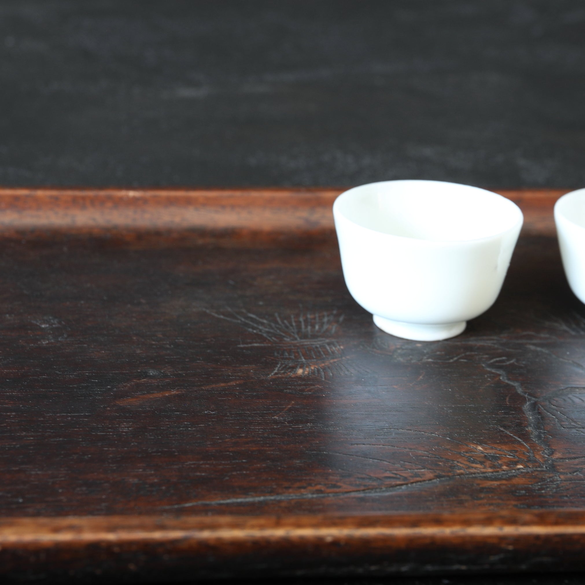 BANDEJA DE TÉ DE MADERA, Tallada con diseño de figura, marcado, Período Edo(1603–1867 d. C.)