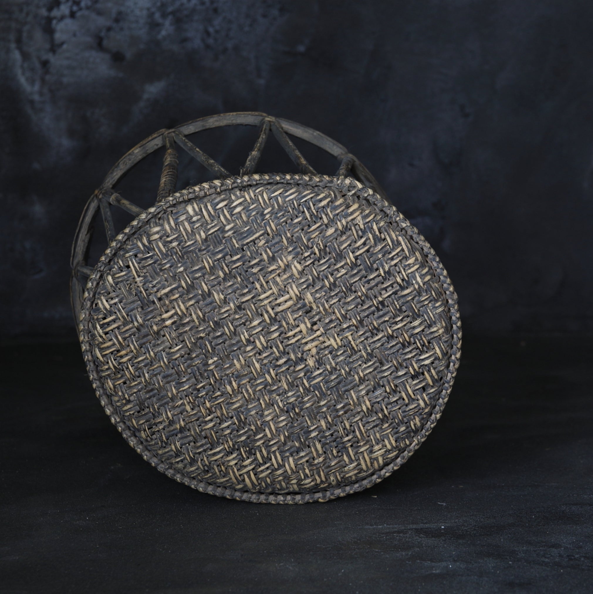 TABURETE BAJO DE BAMBÚ TEJIDO, Yao, d3, Edad Moderna Temprana(Siglos XVI–XIX)