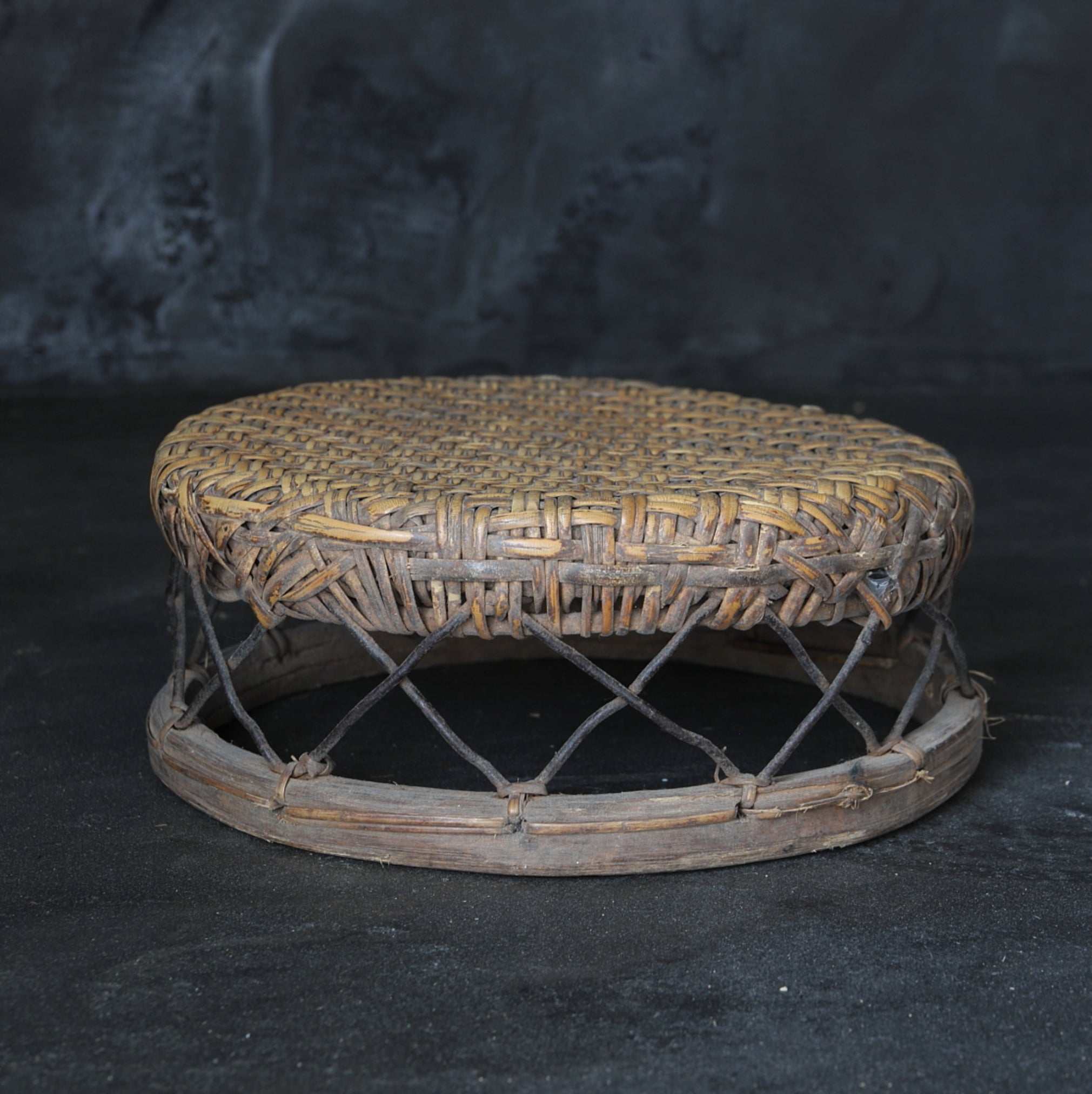 TABOURET BAS EN BAMBOU TRESSÉ, Yao, d2, Moderne(XIXe–XXe siècle)