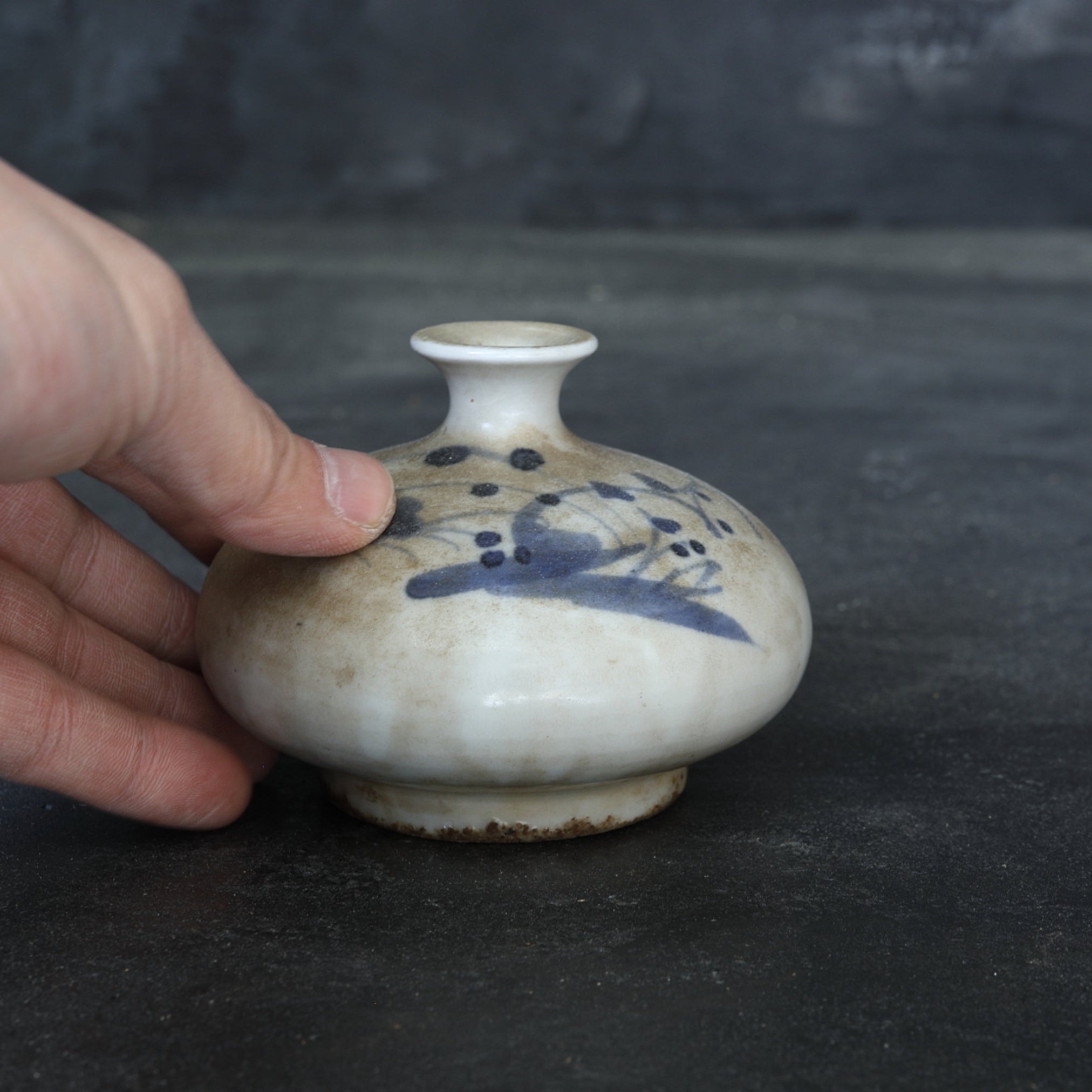 BOTELLA DE ACEITE, Ko-Imari, porcelana azul y blanca con diseño de hierba, Período Edo(1603–1867 d. C.)