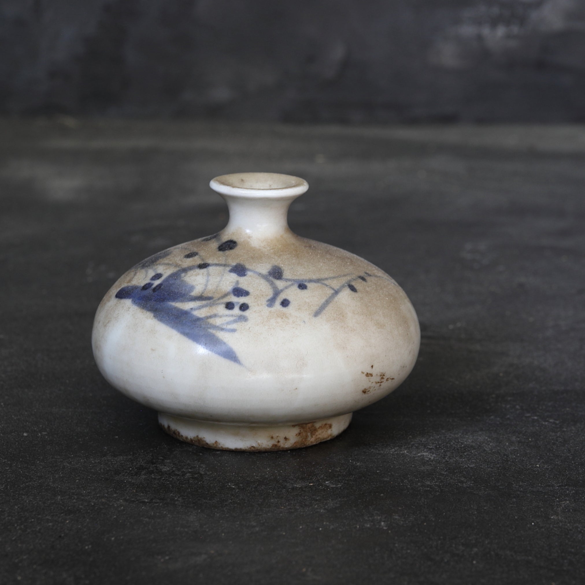 BOTELLA DE ACEITE, Ko-Imari, porcelana azul y blanca con diseño de hierba, Período Edo(1603–1867 d. C.)