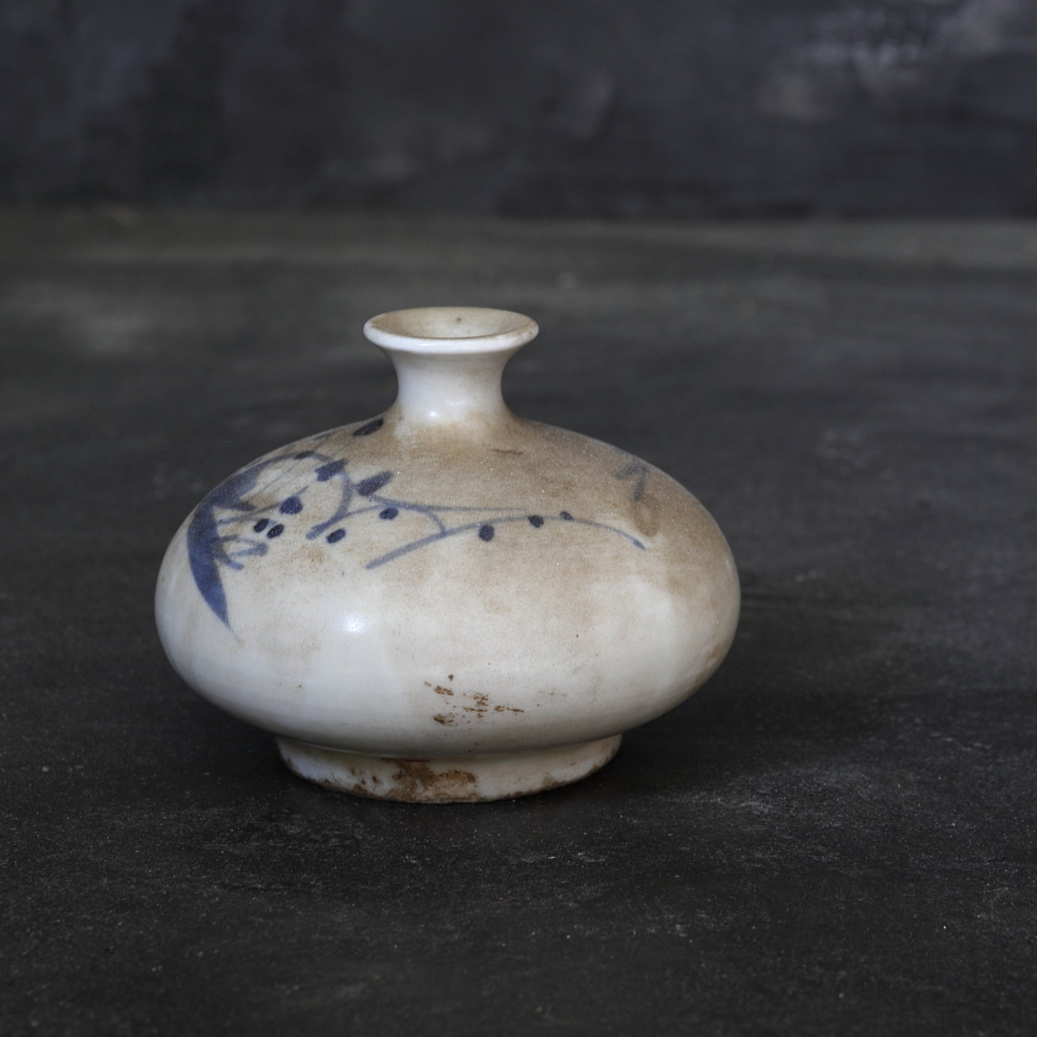 BOTELLA DE ACEITE, Ko-Imari, porcelana azul y blanca con diseño de hierba, Período Edo(1603–1867 d. C.)