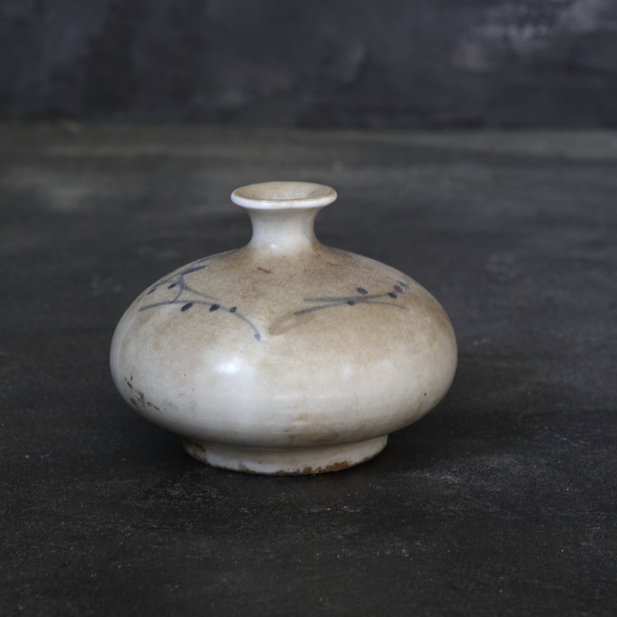 BOTELLA DE ACEITE, Ko-Imari, porcelana azul y blanca con diseño de hierba, Período Edo(1603–1867 d. C.)