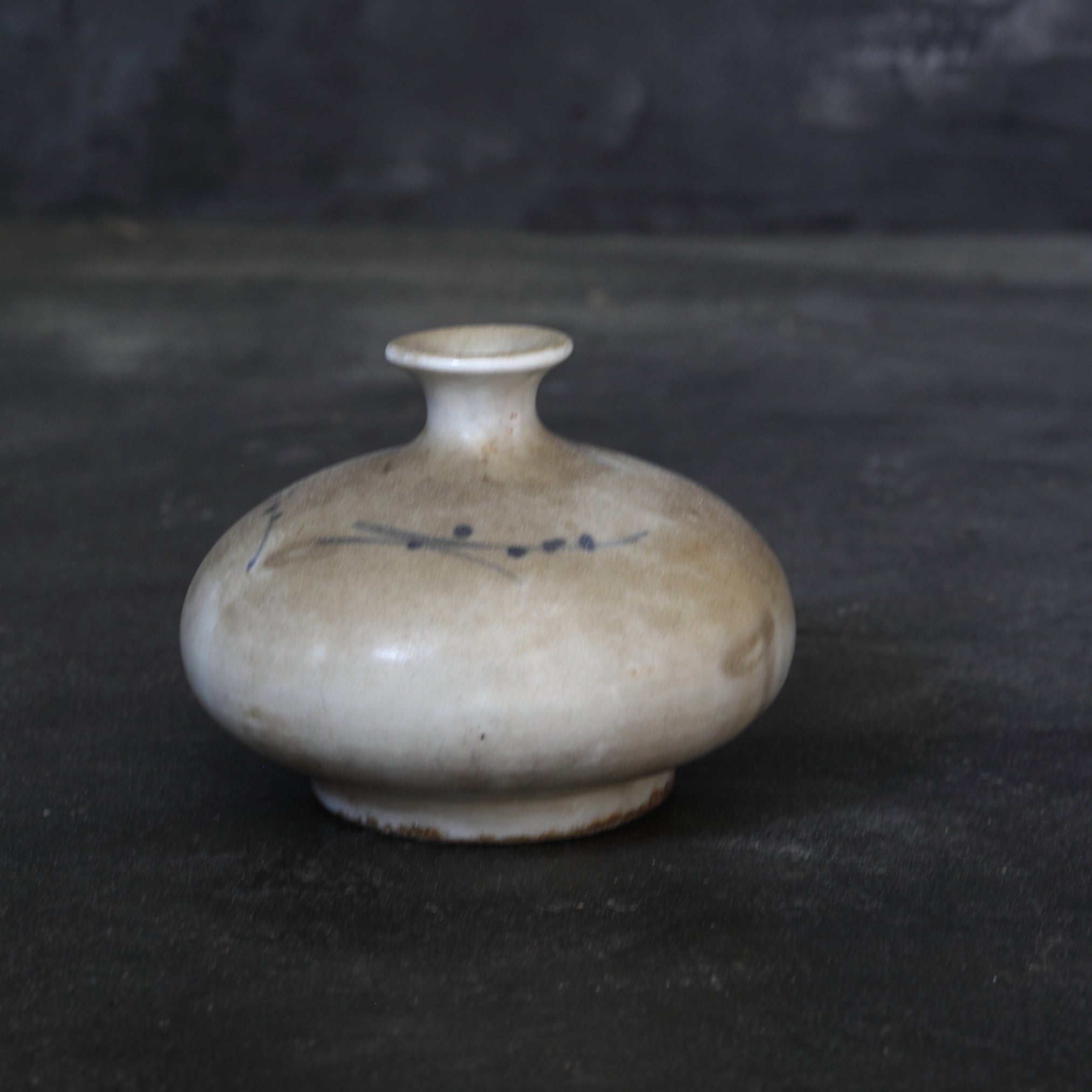 BOTELLA DE ACEITE, Ko-Imari, porcelana azul y blanca con diseño de hierba, Período Edo(1603–1867 d. C.)