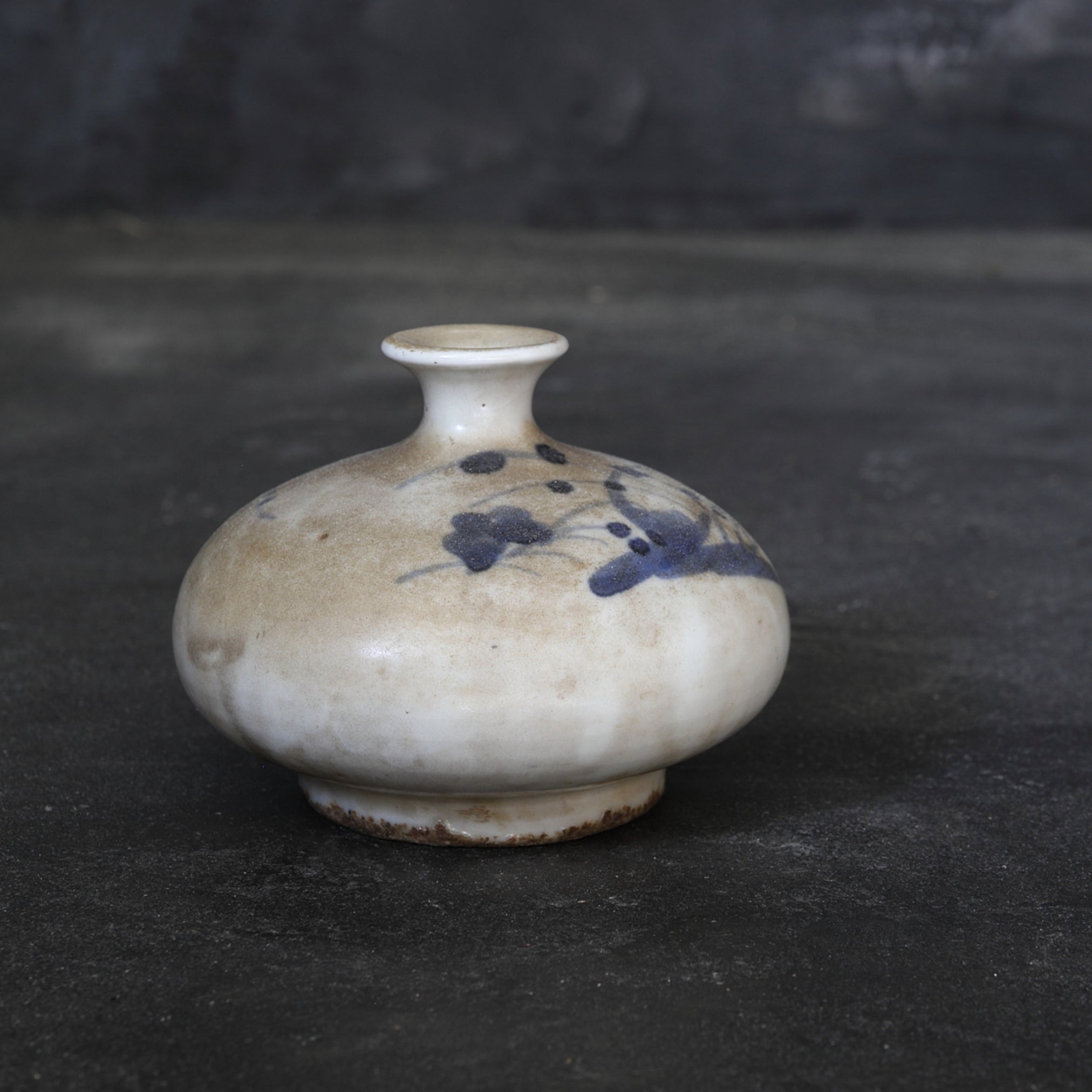 BOTELLA DE ACEITE, Ko-Imari, porcelana azul y blanca con diseño de hierba, Período Edo(1603–1867 d. C.)