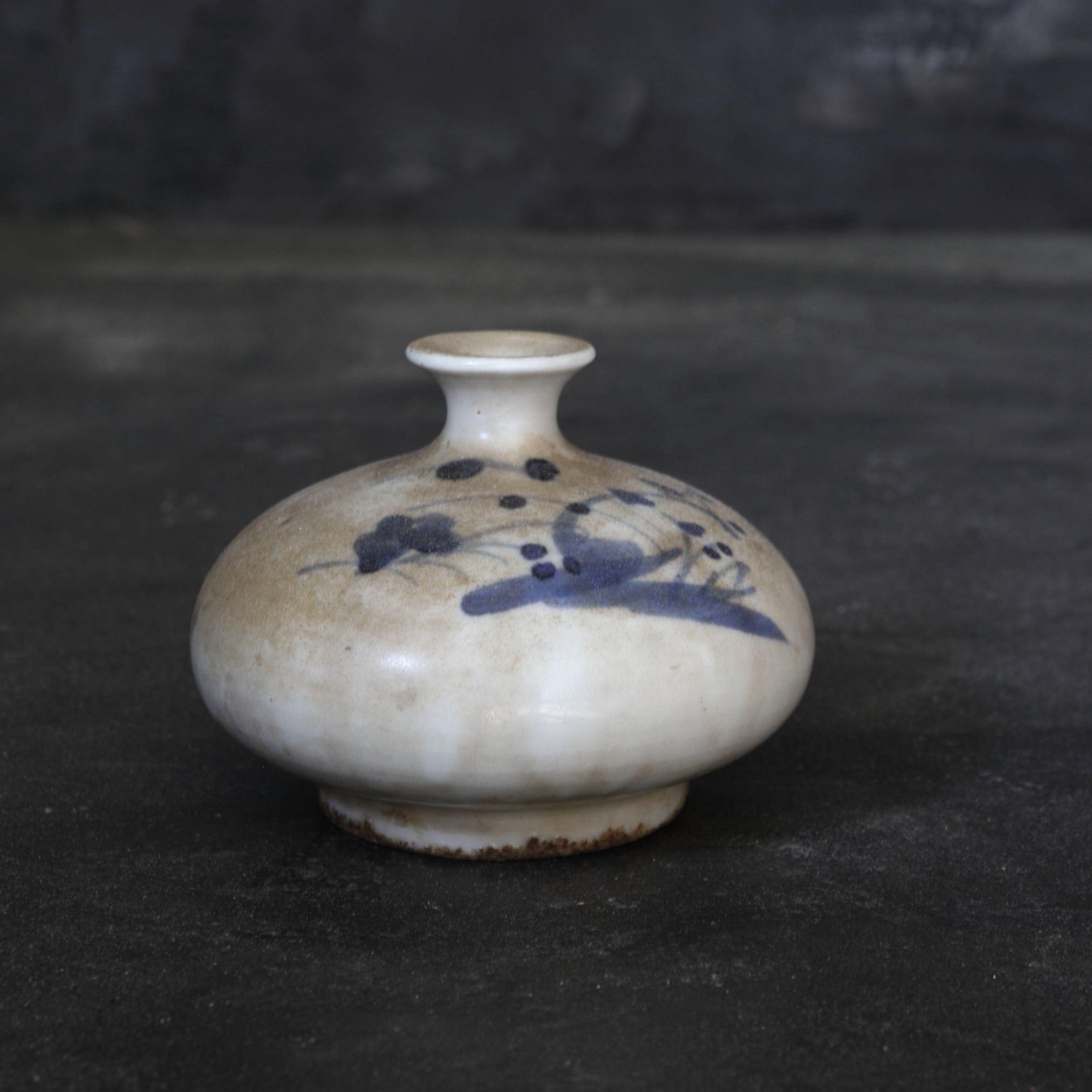 BOTELLA DE ACEITE, Ko-Imari, porcelana azul y blanca con diseño de hierba, Período Edo(1603–1867 d. C.)