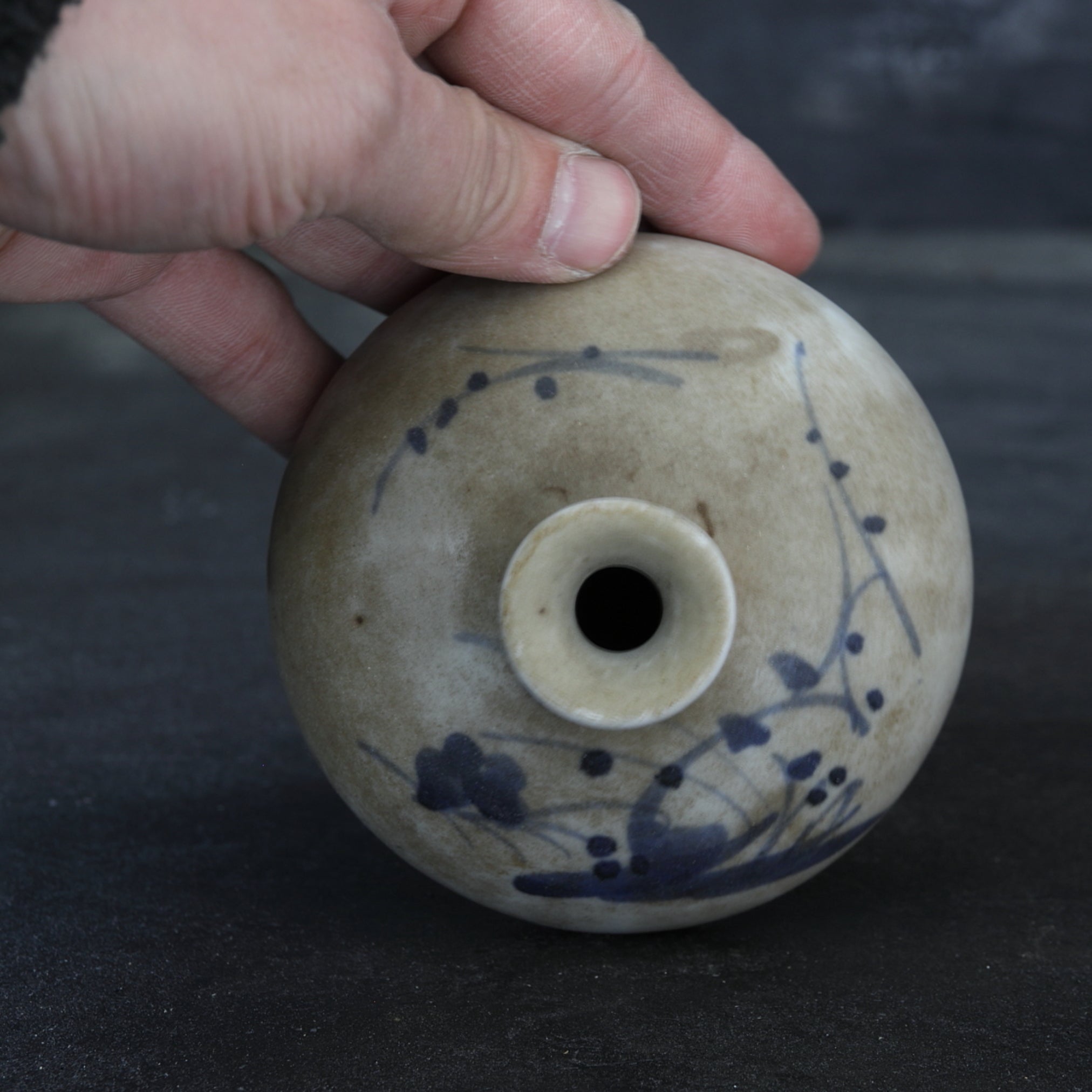 BOTELLA DE ACEITE, Ko-Imari, porcelana azul y blanca con diseño de hierba, Período Edo(1603–1867 d. C.)