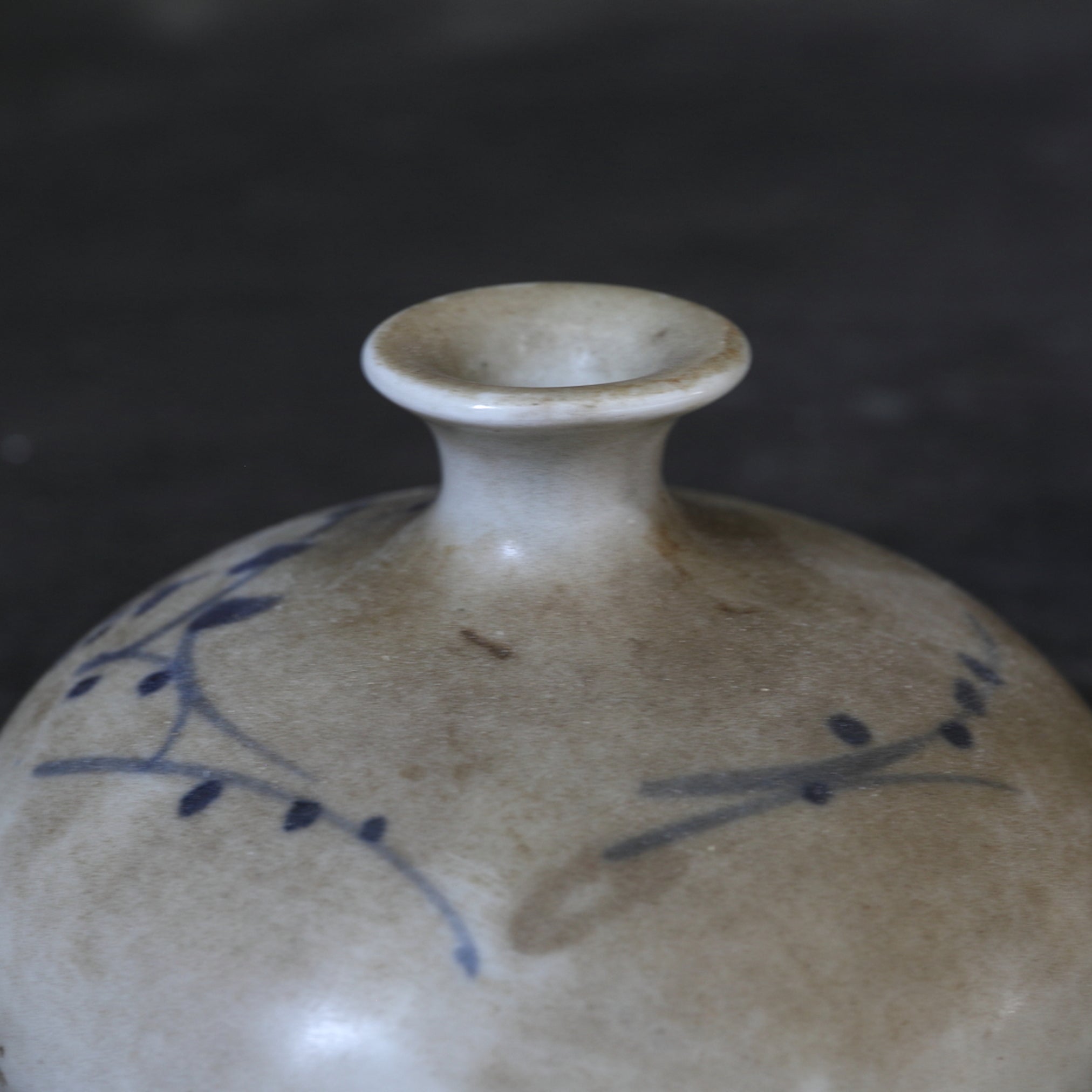 BOTELLA DE ACEITE, Ko-Imari, porcelana azul y blanca con diseño de hierba, Período Edo(1603–1867 d. C.)