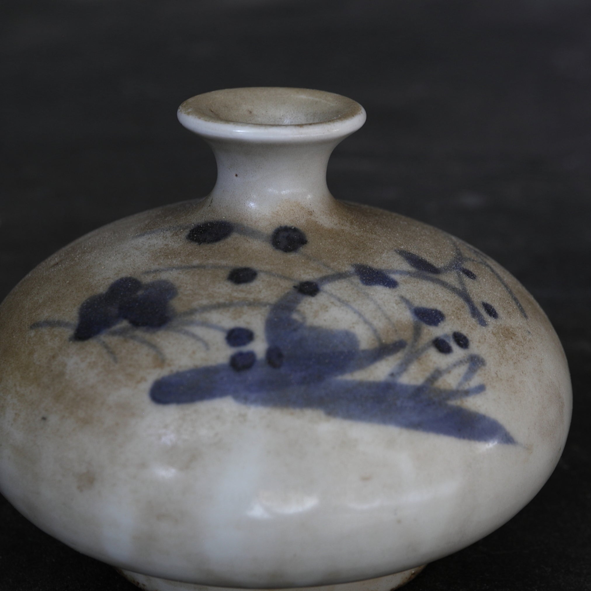 BOTELLA DE ACEITE, Ko-Imari, porcelana azul y blanca con diseño de hierba, Período Edo(1603–1867 d. C.)
