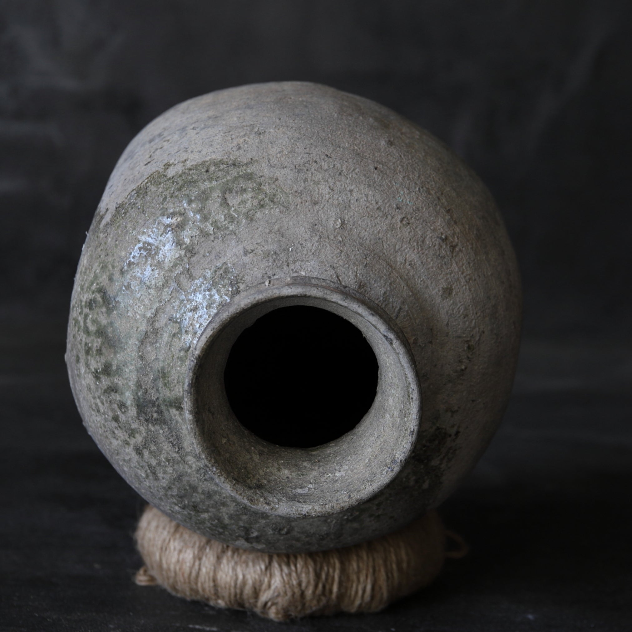 JARRA PEQUEÑA, Cerámica Sue / Uzukumaru, vidriado ceniza, Período Kofun(250–581 d. C.)