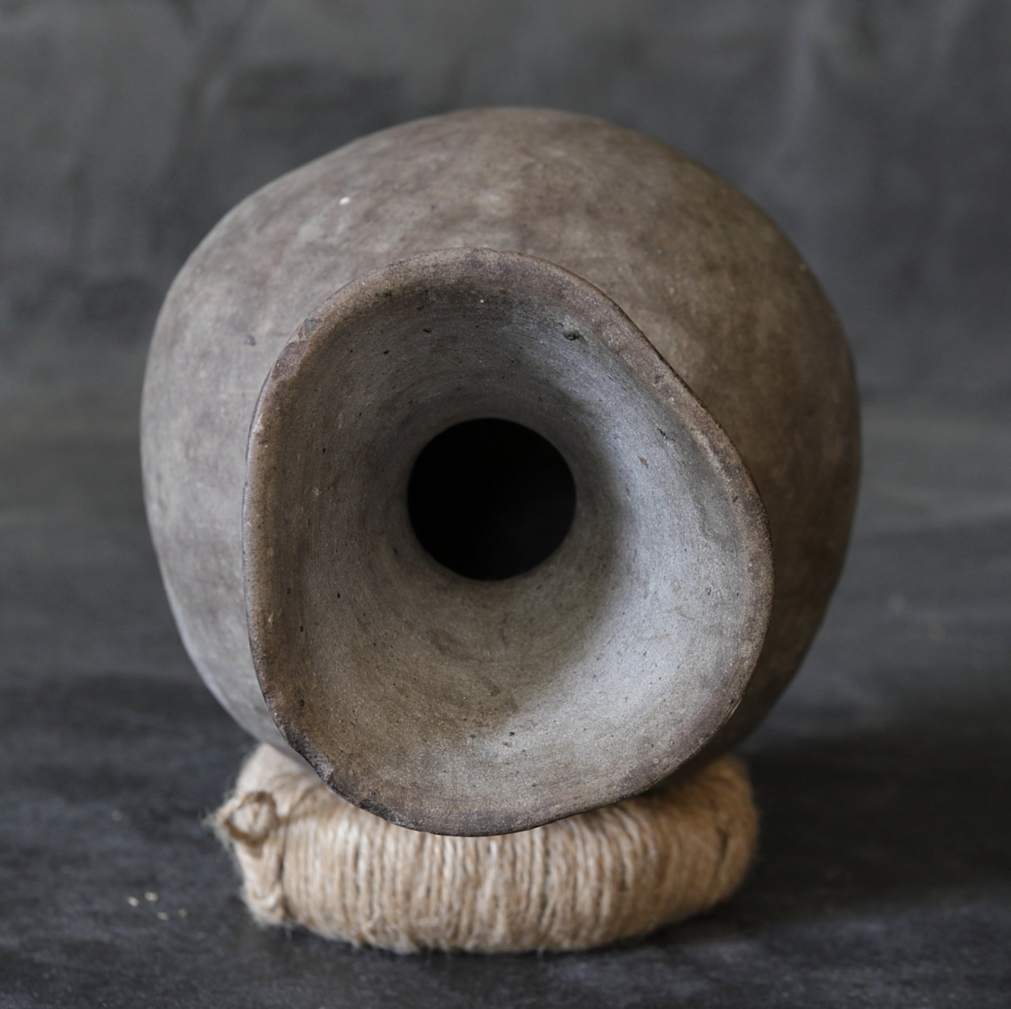 BOUTEILLE À COL LONG EN FLACON, Céramique Sue, Période Kofun(250–581 apr. J.-C.)