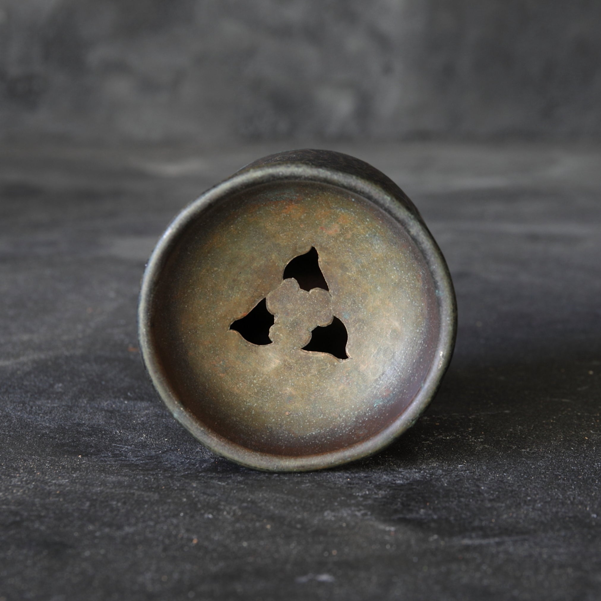 KENSUI DE CHIDORI DE COBRE VIEJO, Con tapa calada, Período Meiji–Taisho(1868–1926 d. C.)