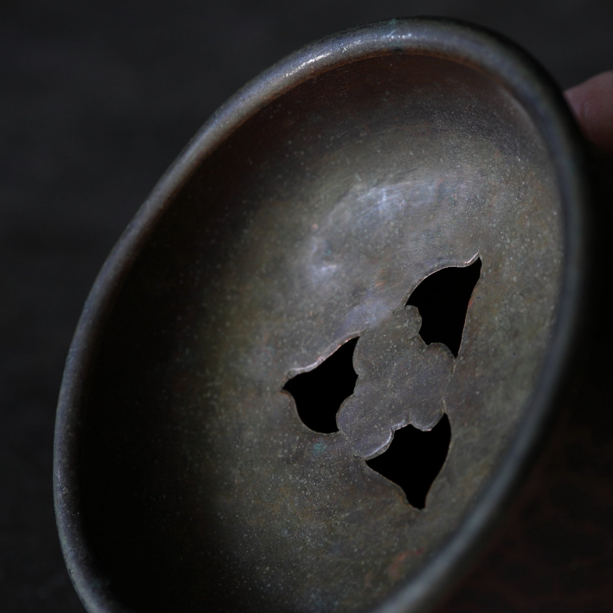 KENSUI DE CHIDORI DE COBRE VIEJO, Con tapa calada, Período Meiji–Taisho(1868–1926 d. C.)