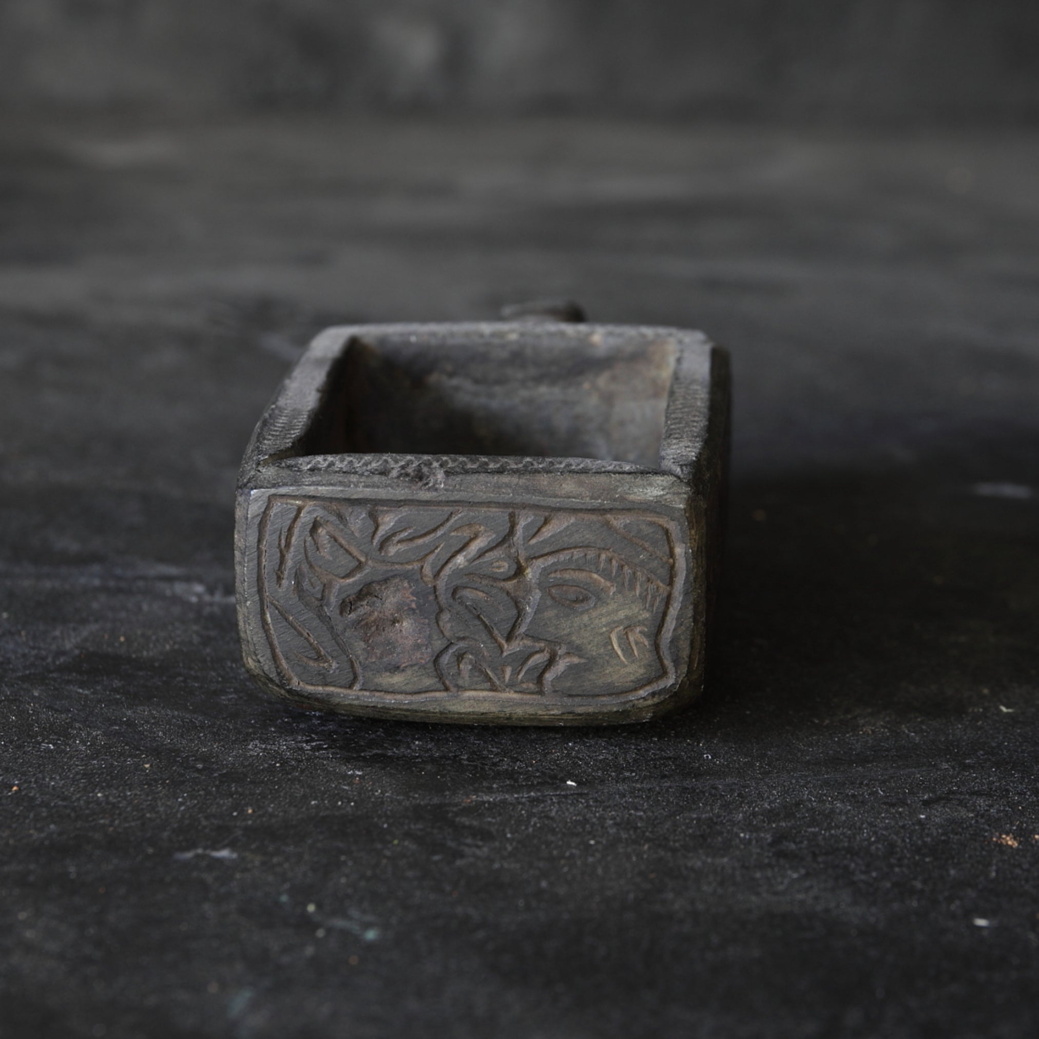 LÁMPARA DE ACEITE DE PIEDRA, Edad Media(Siglos XII–XVI)
