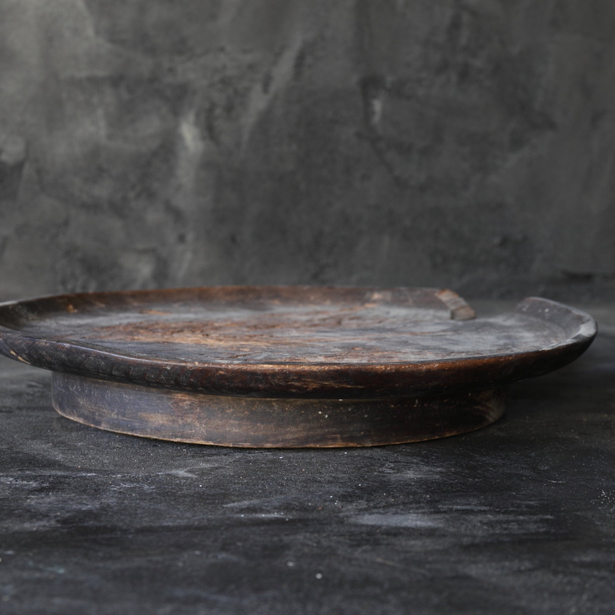 BANDEJA CON BASE DE MADERA, Período Edo(1603–1867 d. C.)