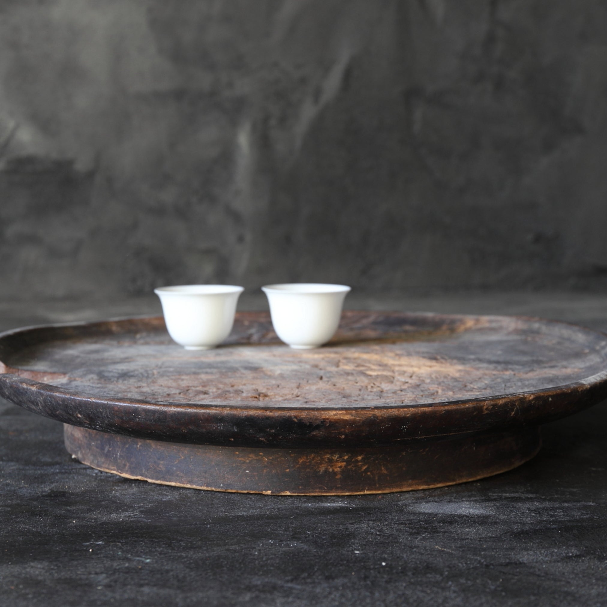 BANDEJA CON BASE DE MADERA, Período Edo(1603–1867 d. C.)