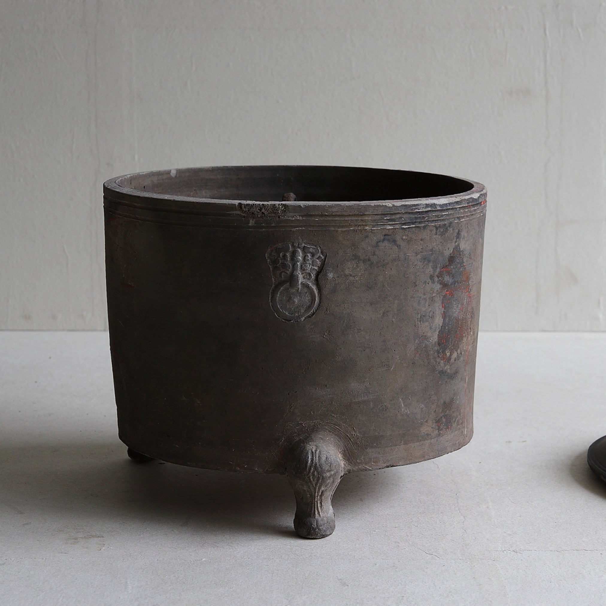 RÄUCHERGEFÄSS, Graue Irdenware mit Schlicker und Pigmenten, mit drei beinen, Han-Dynastie(206 v. Chr.–220 n. Chr.)