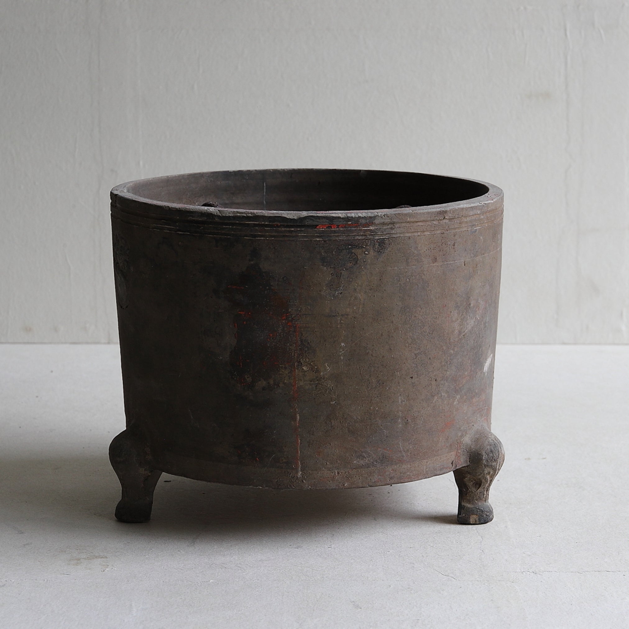 RÄUCHERGEFÄSS, Graue Irdenware mit Schlicker und Pigmenten, mit drei beinen, Han-Dynastie(206 v. Chr.–220 n. Chr.)