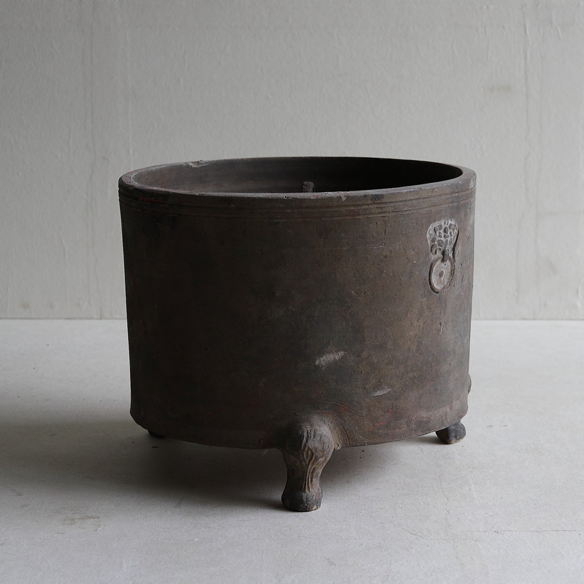 RÄUCHERGEFÄSS, Graue Irdenware mit Schlicker und Pigmenten, mit drei beinen, Han-Dynastie(206 v. Chr.–220 n. Chr.)