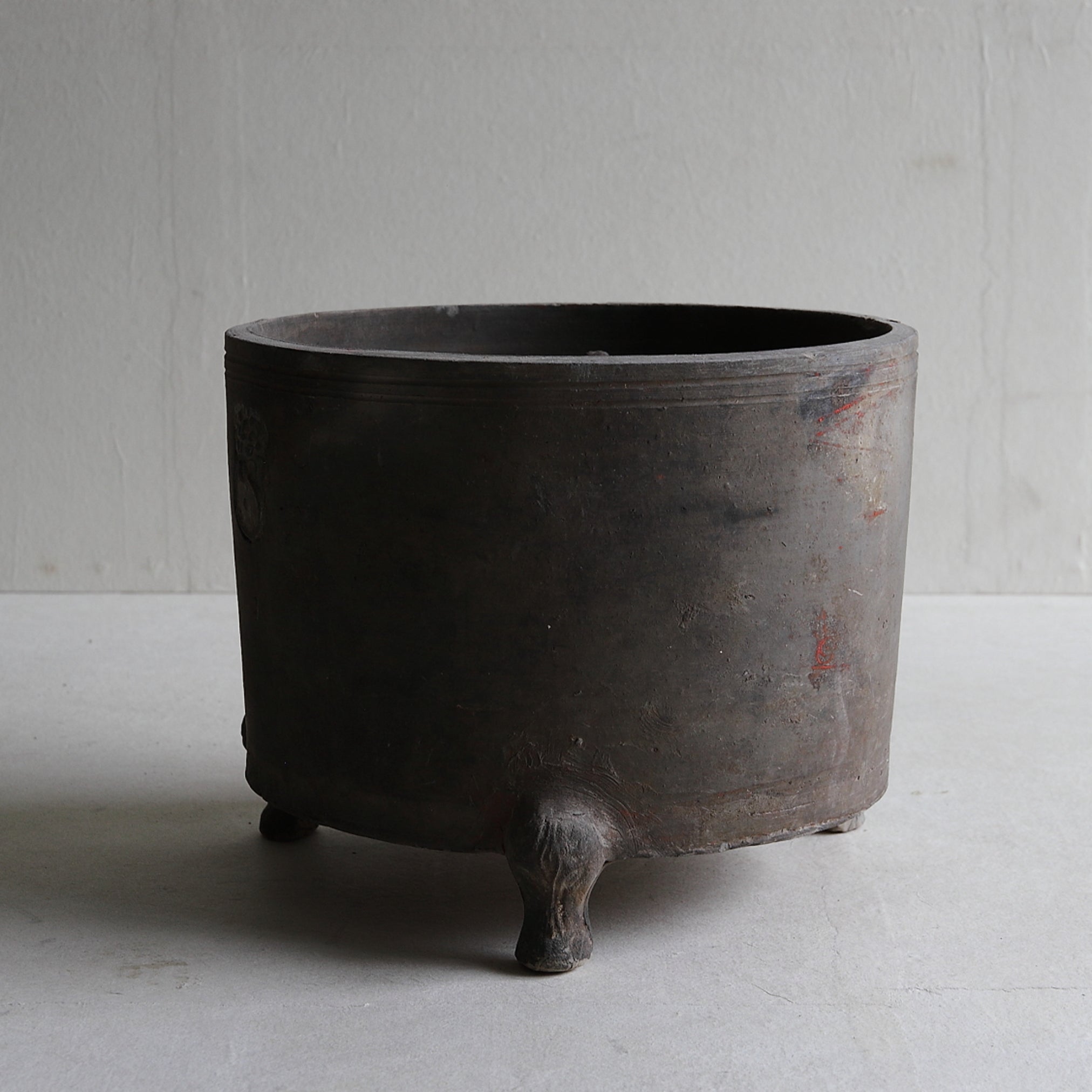 RÄUCHERGEFÄSS, Graue Irdenware mit Schlicker und Pigmenten, mit drei beinen, Han-Dynastie(206 v. Chr.–220 n. Chr.)