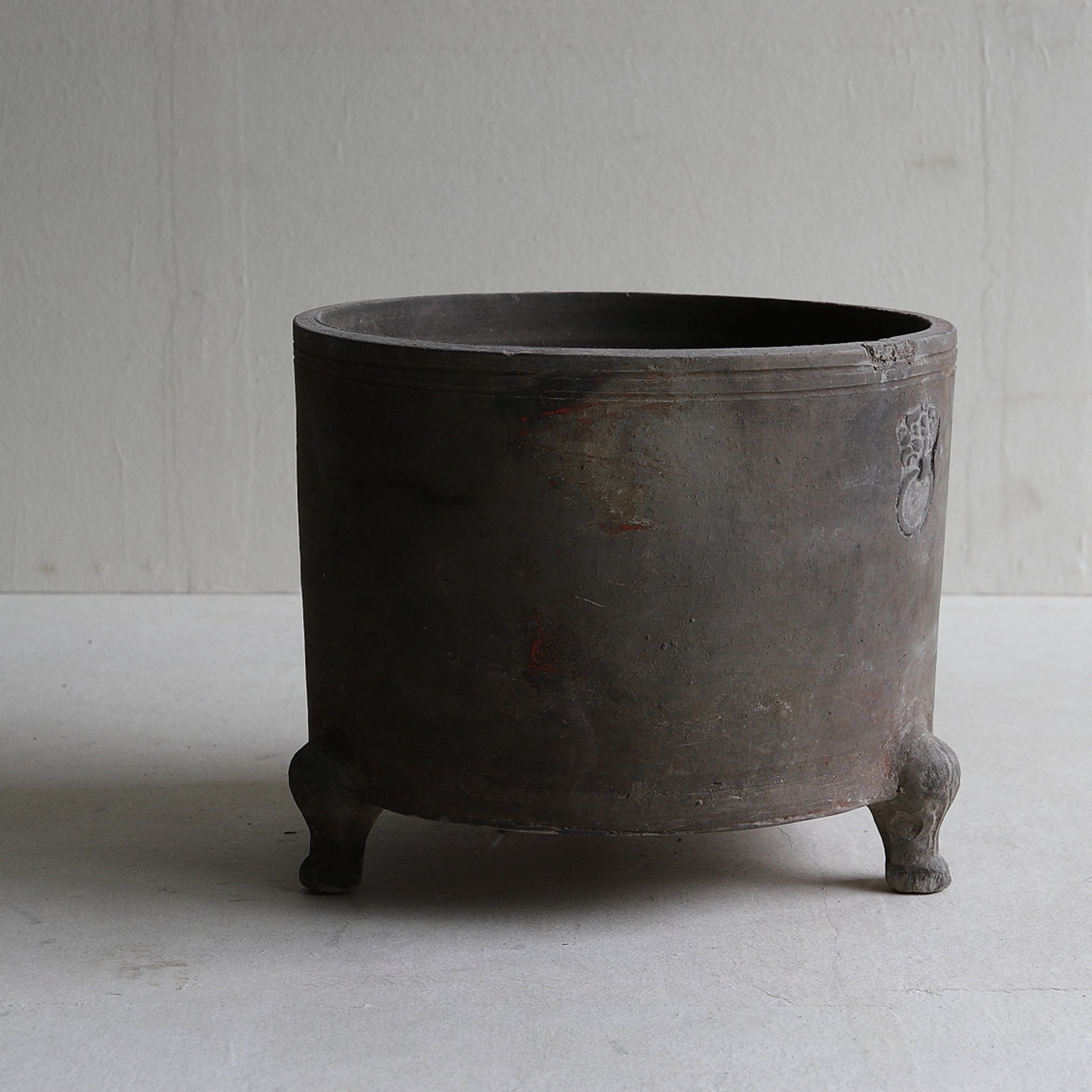 RÄUCHERGEFÄSS, Graue Irdenware mit Schlicker und Pigmenten, mit drei beinen, Han-Dynastie(206 v. Chr.–220 n. Chr.)