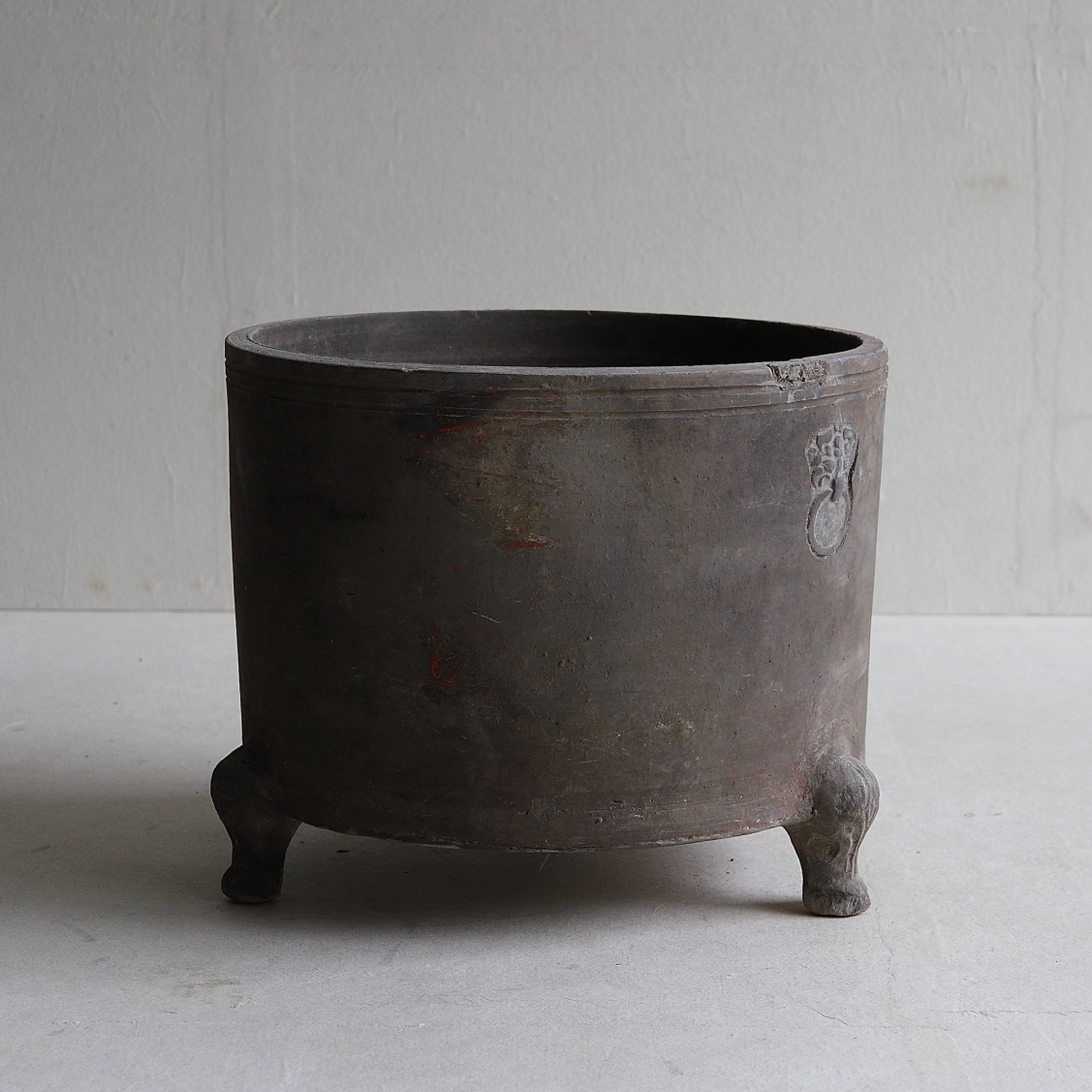 RÄUCHERGEFÄSS, Graue Irdenware mit Schlicker und Pigmenten, mit drei beinen, Han-Dynastie(206 v. Chr.–220 n. Chr.)