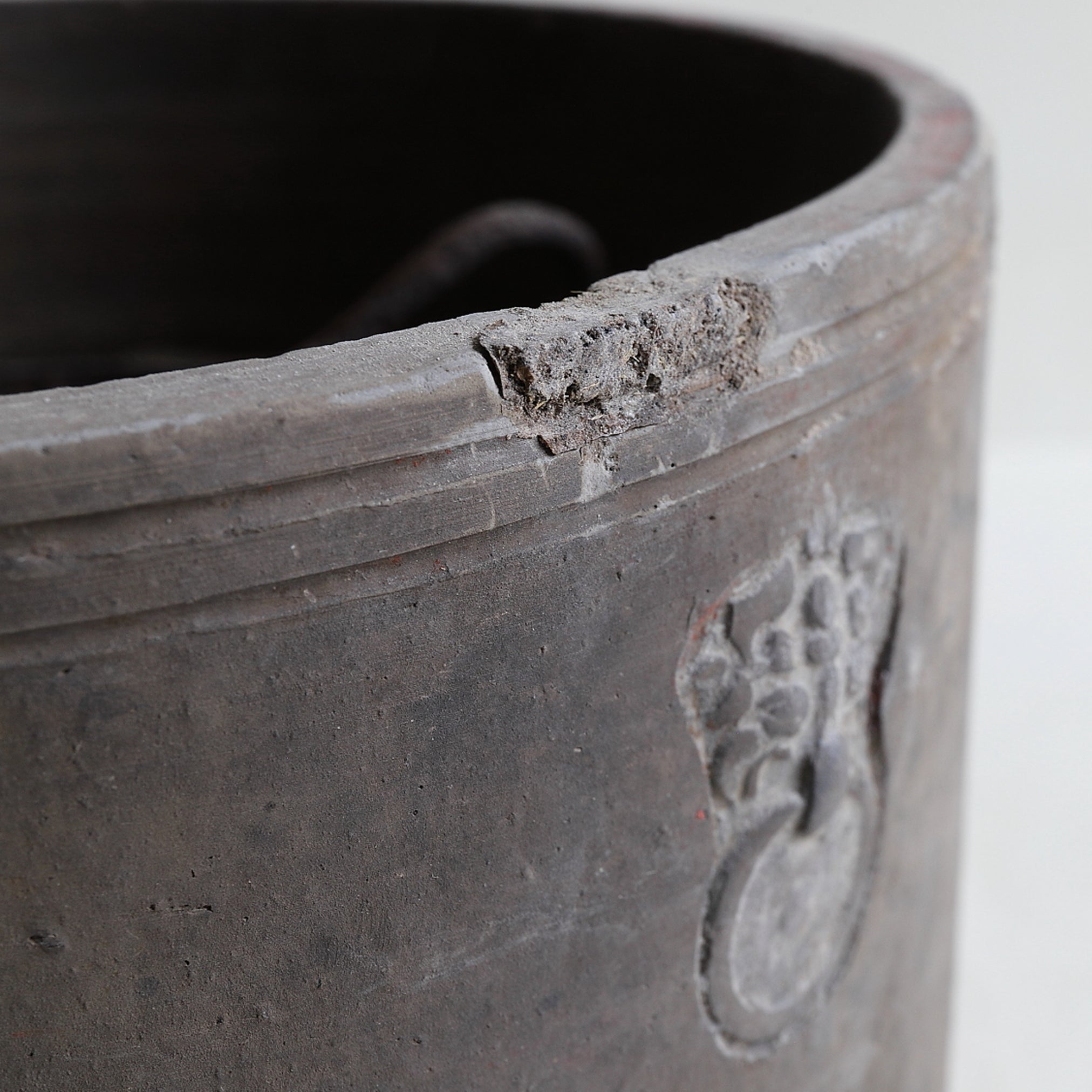 RÄUCHERGEFÄSS, Graue Irdenware mit Schlicker und Pigmenten, mit drei beinen, Han-Dynastie(206 v. Chr.–220 n. Chr.)