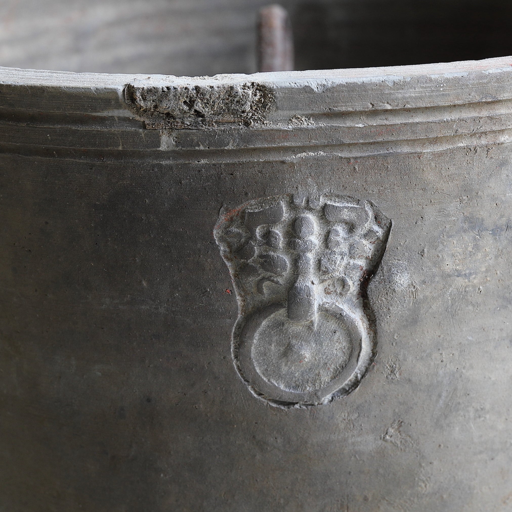 RÄUCHERGEFÄSS, Graue Irdenware mit Schlicker und Pigmenten, mit drei beinen, Han-Dynastie(206 v. Chr.–220 n. Chr.)