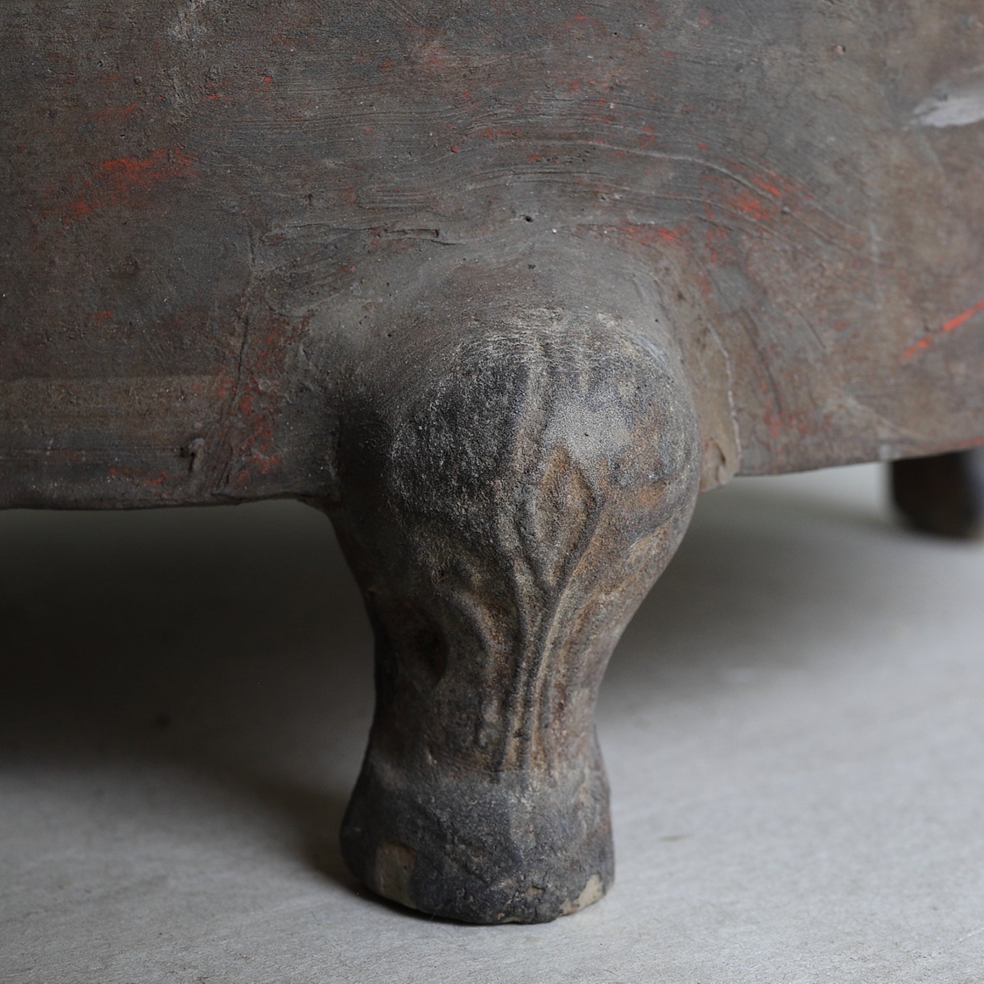 RÄUCHERGEFÄSS, Graue Irdenware mit Schlicker und Pigmenten, mit drei beinen, Han-Dynastie(206 v. Chr.–220 n. Chr.)