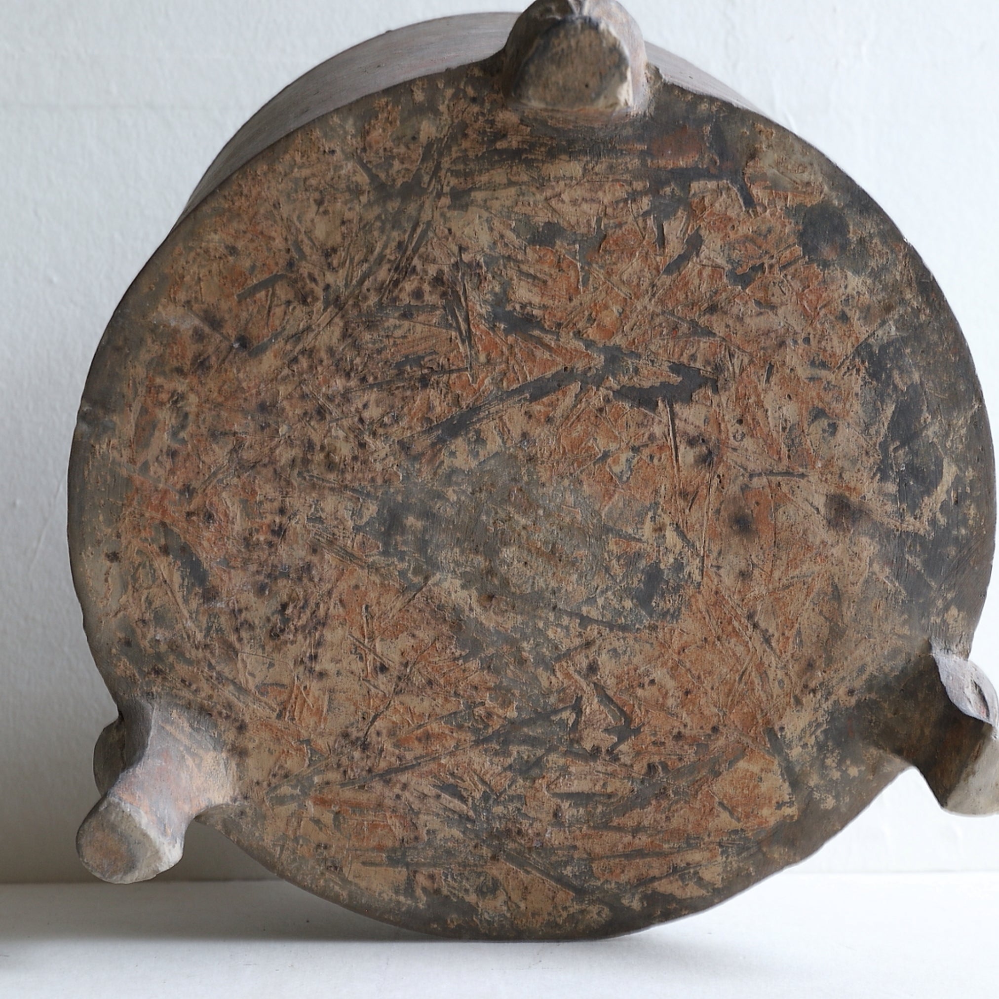 RÄUCHERGEFÄSS, Graue Irdenware mit Schlicker und Pigmenten, mit drei beinen, Han-Dynastie(206 v. Chr.–220 n. Chr.)