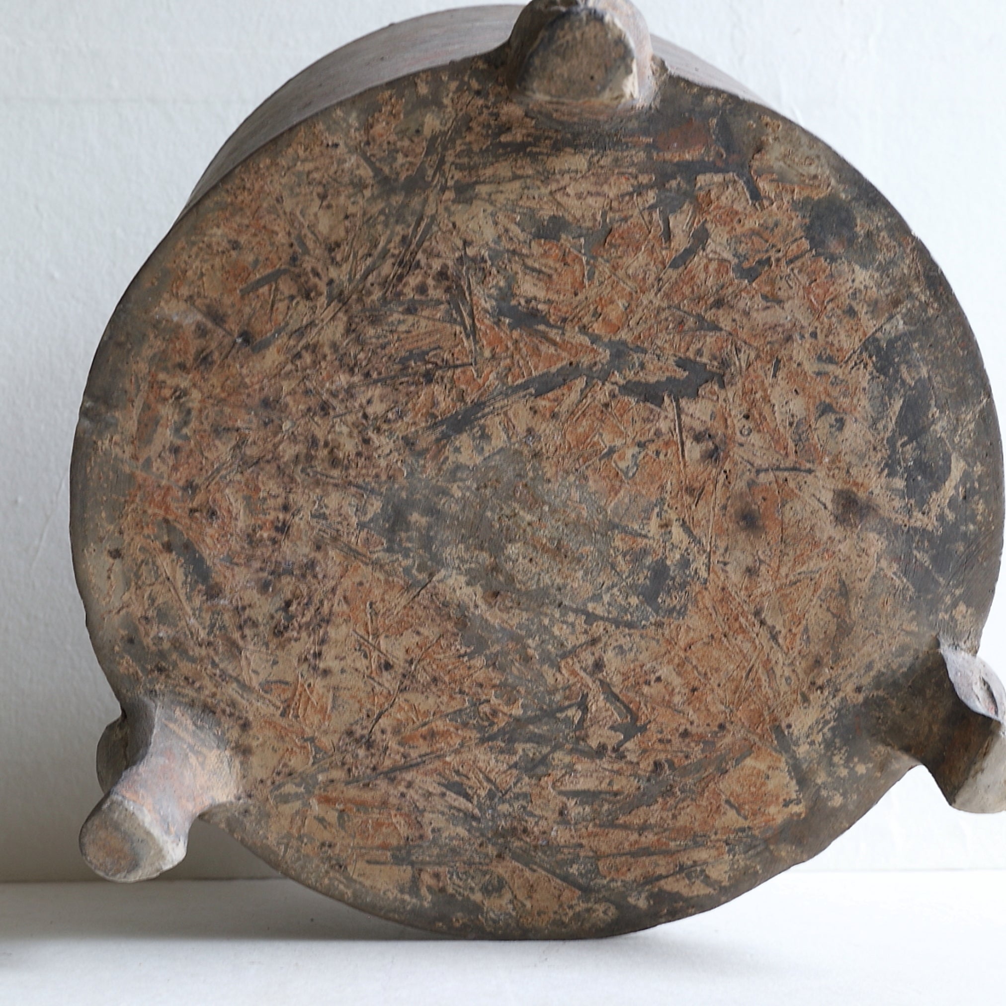 RÄUCHERGEFÄSS, Graue Irdenware mit Schlicker und Pigmenten, mit drei beinen, Han-Dynastie(206 v. Chr.–220 n. Chr.)