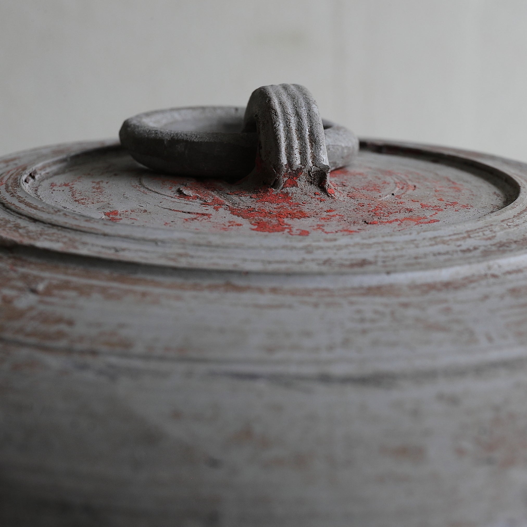 RÄUCHERGEFÄSS, Graue Irdenware mit Schlicker und Pigmenten, mit drei beinen, Han-Dynastie(206 v. Chr.–220 n. Chr.)